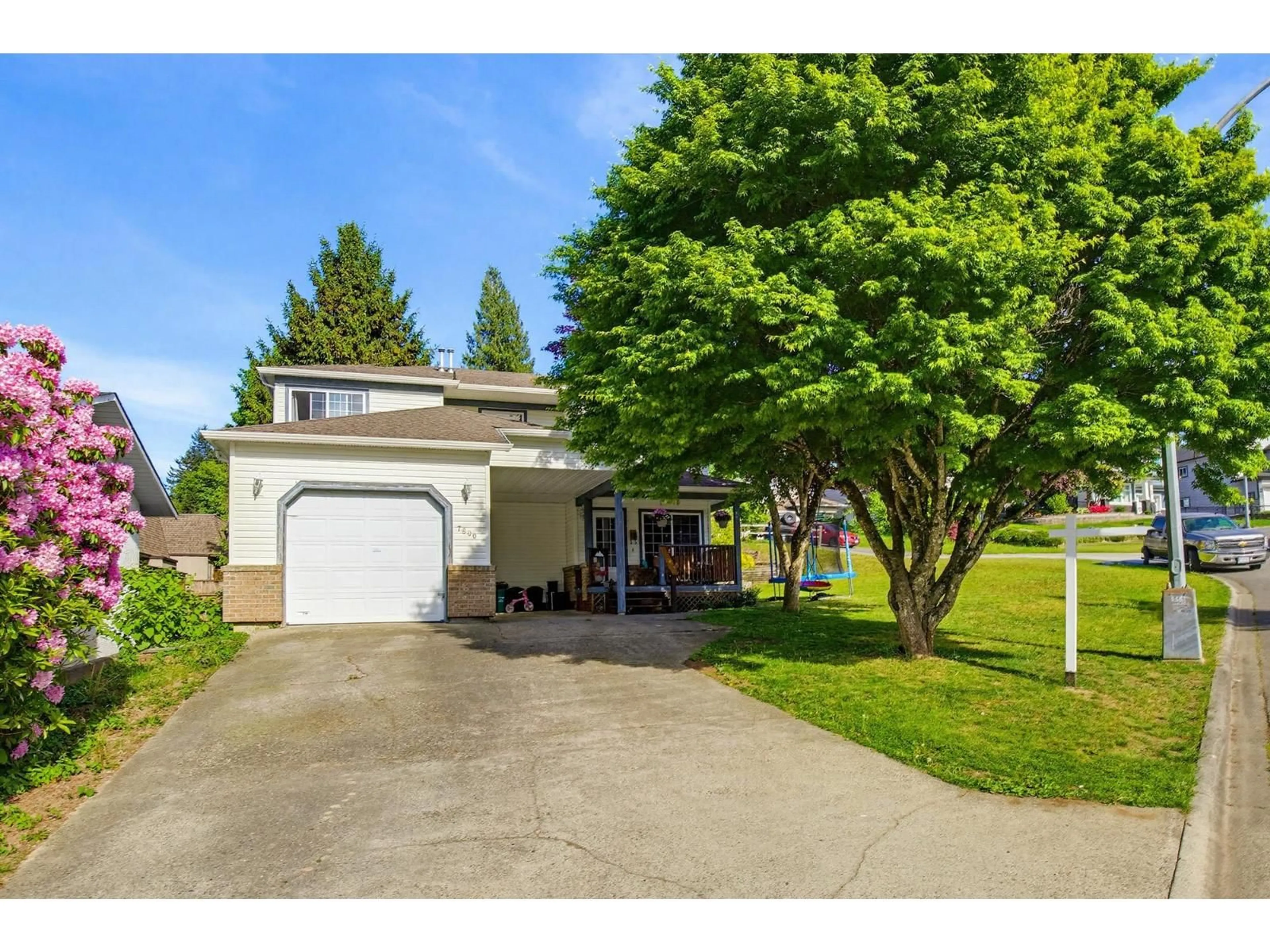 A pic from outside/outdoor area/front of a property/back of a property/a pic from drone, street for 7800 DEERFIELD STREET, Mission British Columbia V2V5X3