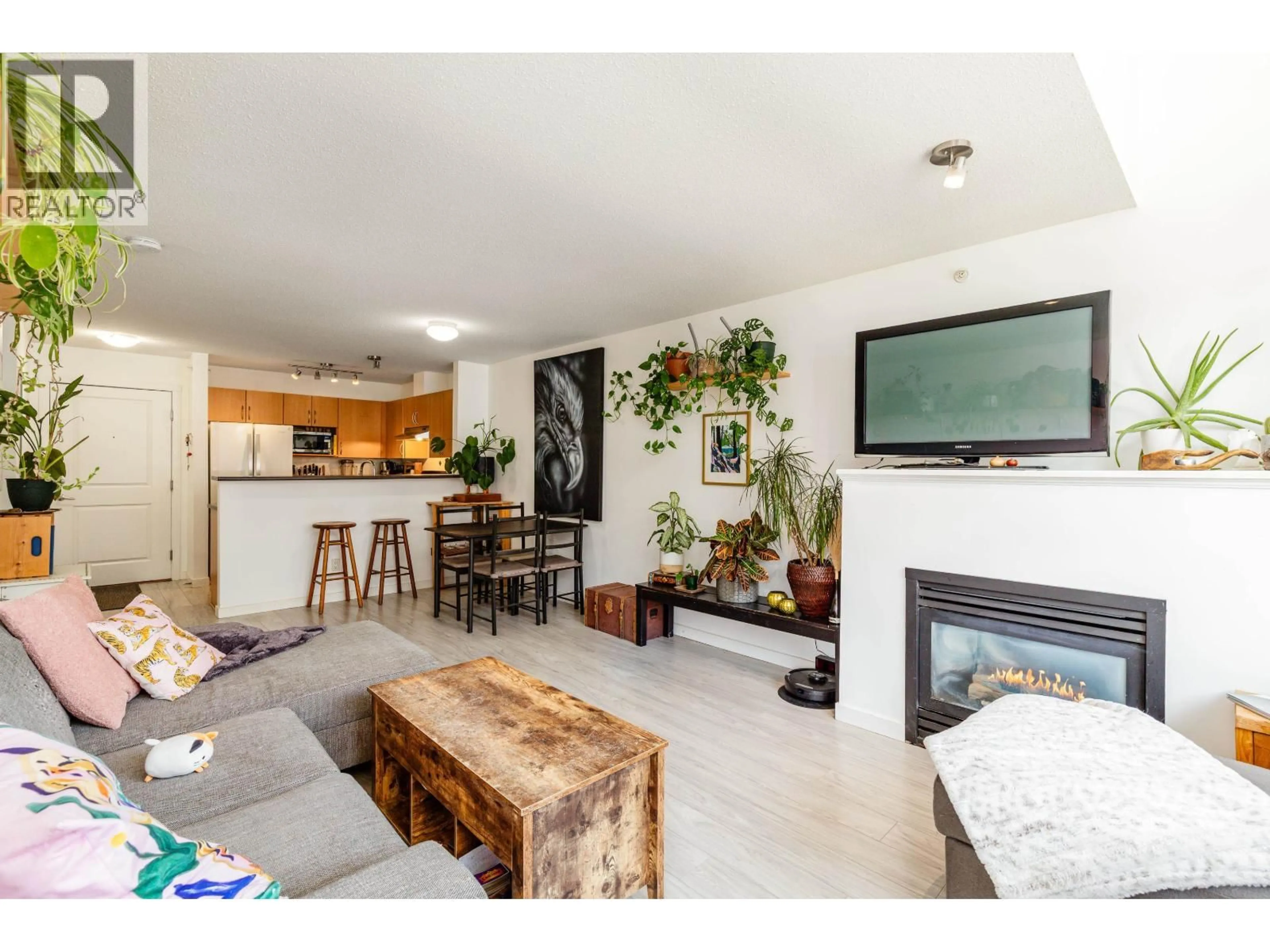 Living room with furniture, unknown for 313 - 38003 SECOND AVENUE, Squamish British Columbia V8E0B8