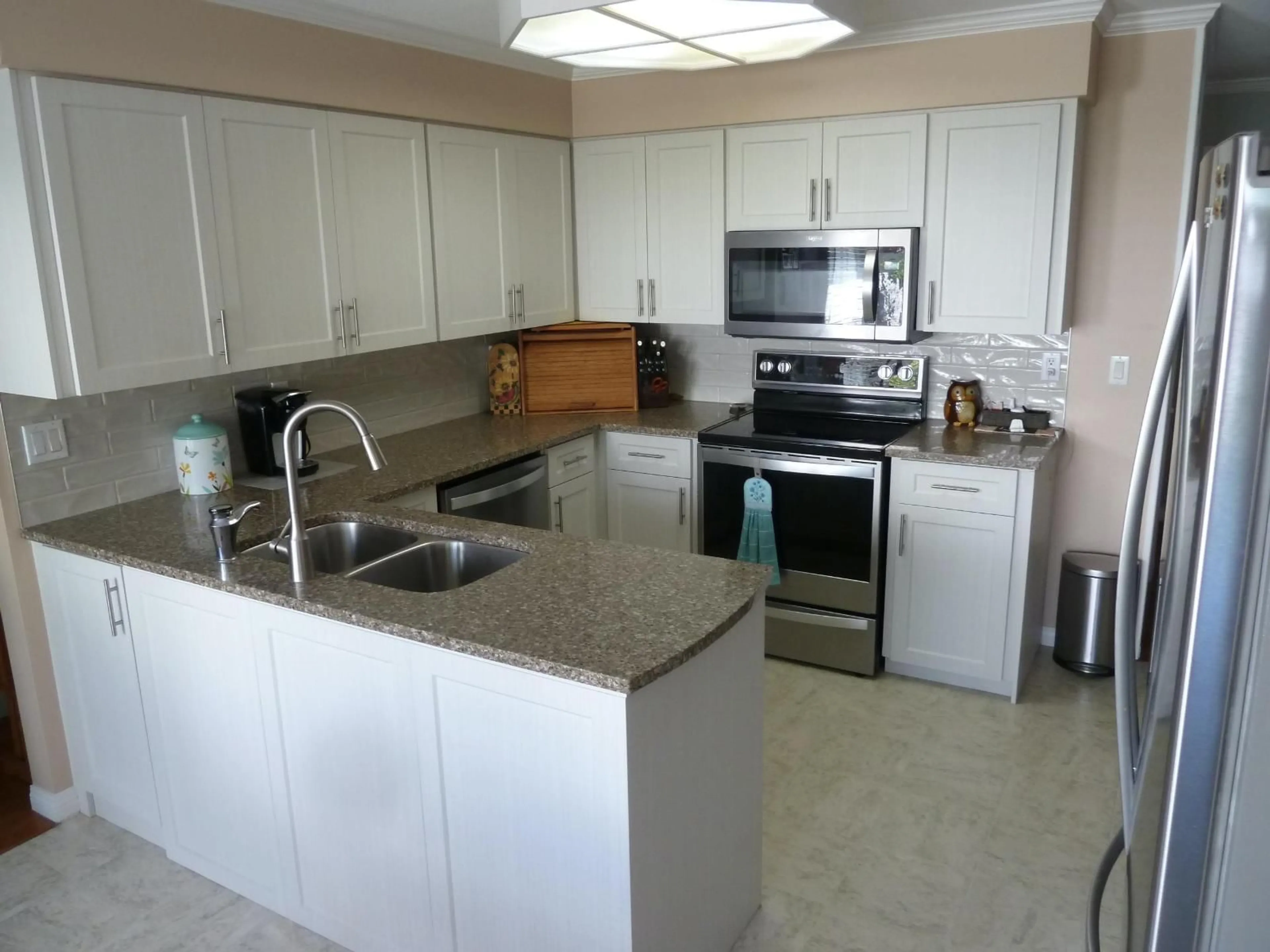 Open concept kitchen, ceramic/tile floor for 5973 135 STREET, Surrey British Columbia V3X1L2