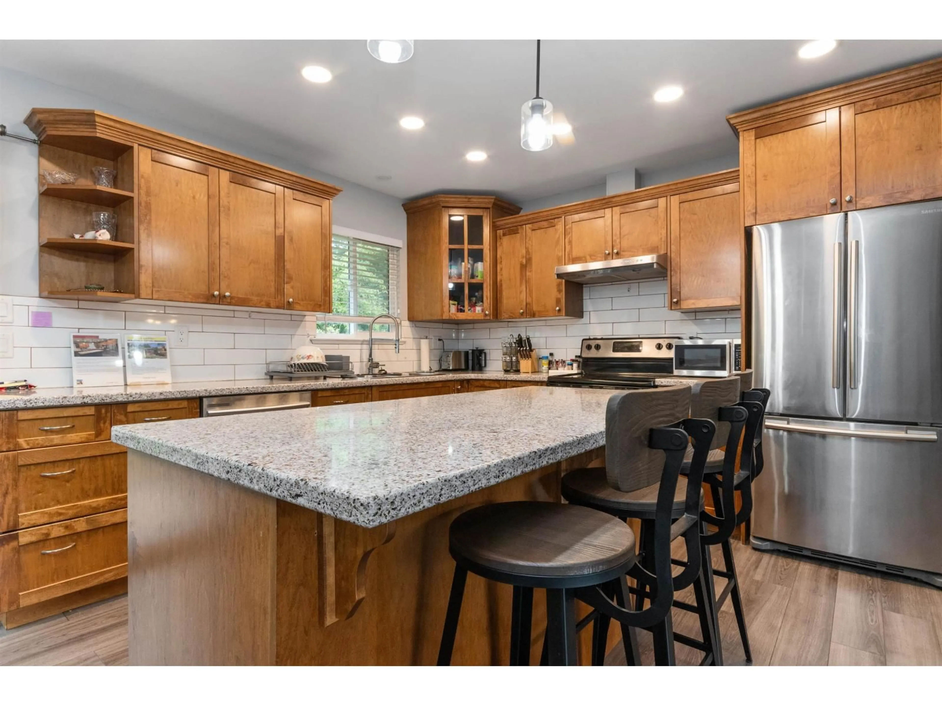 Open concept kitchen, wood/laminate floor for 21111 LAKEVIEW CRESCENT, Hope British Columbia V0X1L1