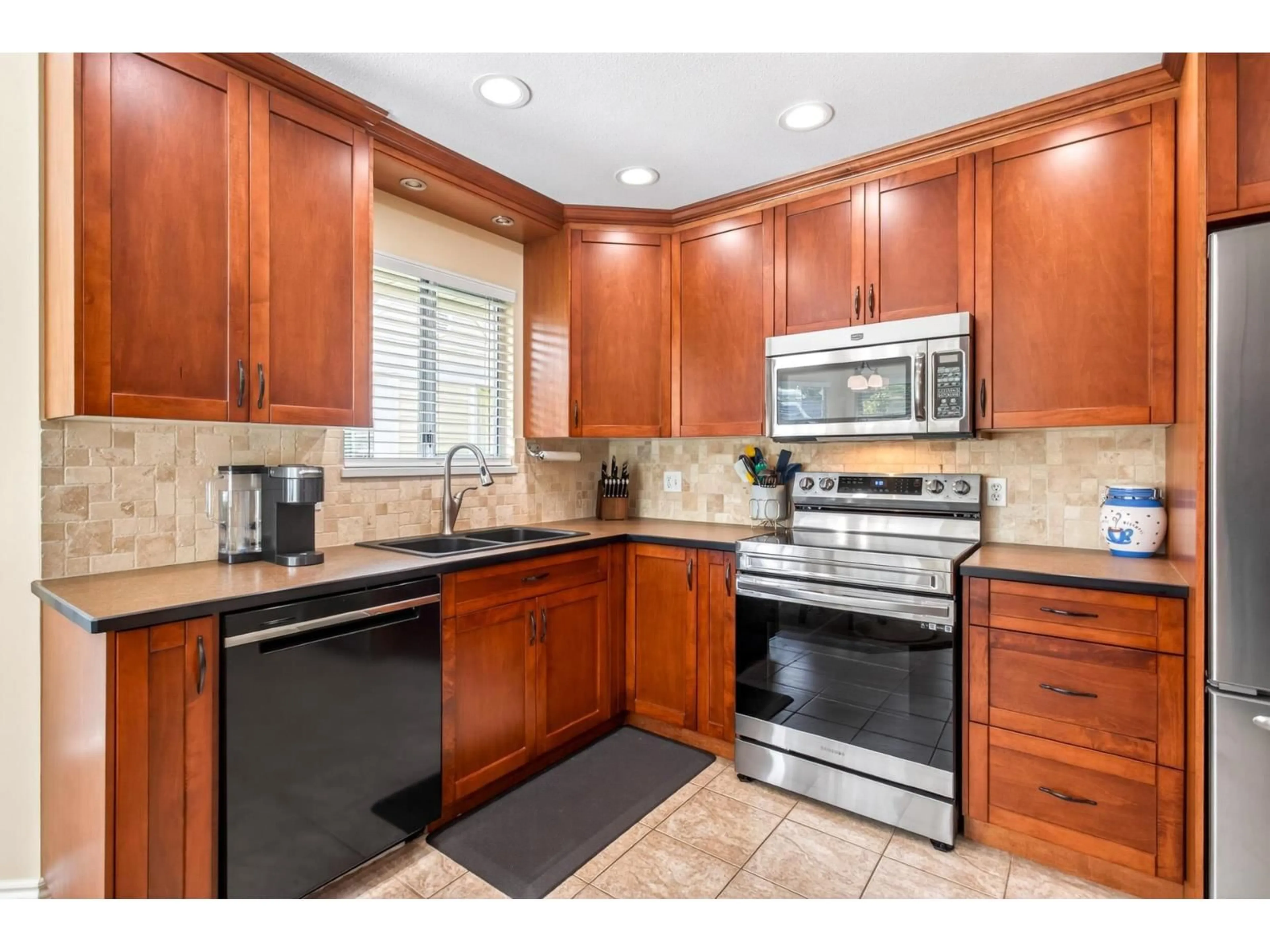 Standard kitchen, ceramic/tile floor for 158 - 8737 212 STREET, Langley British Columbia V1M2C8