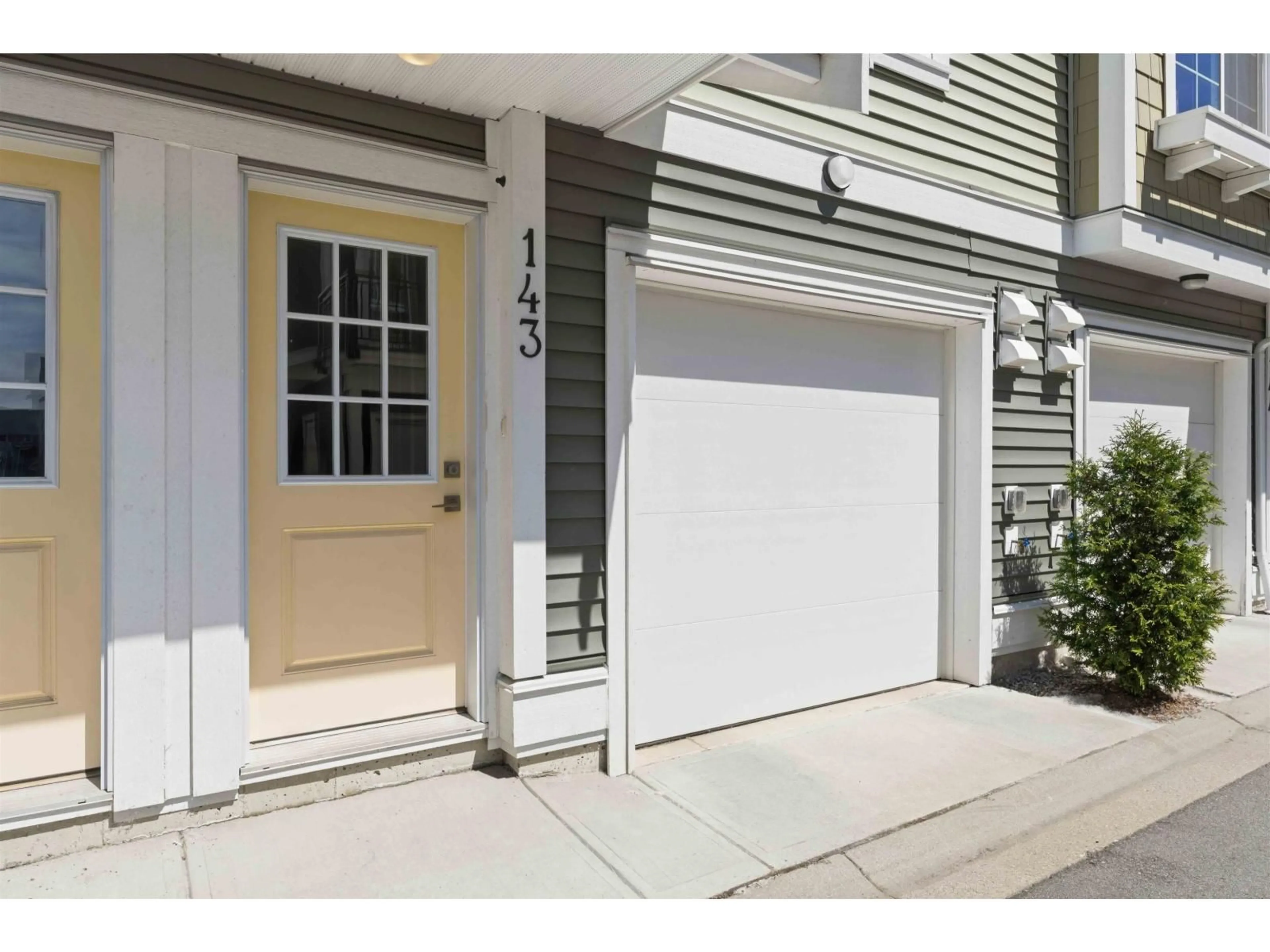 Indoor entryway for 143 - 20180 84 AVENUE, Langley British Columbia V2Y3N5