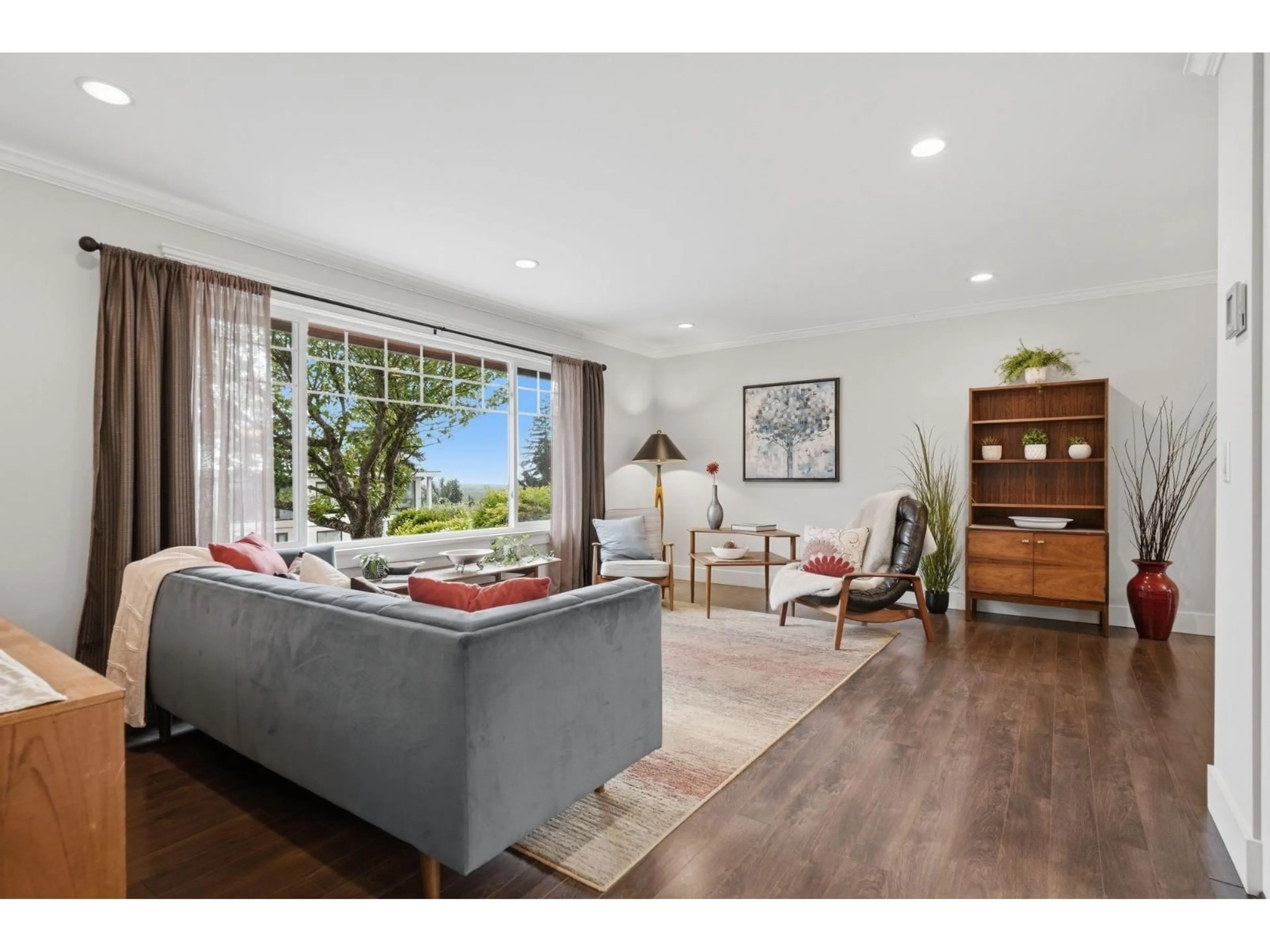 Living room with furniture, wood/laminate floor for 8130 WILTSHIRE BOULEVARD, Delta British Columbia V4C6T4