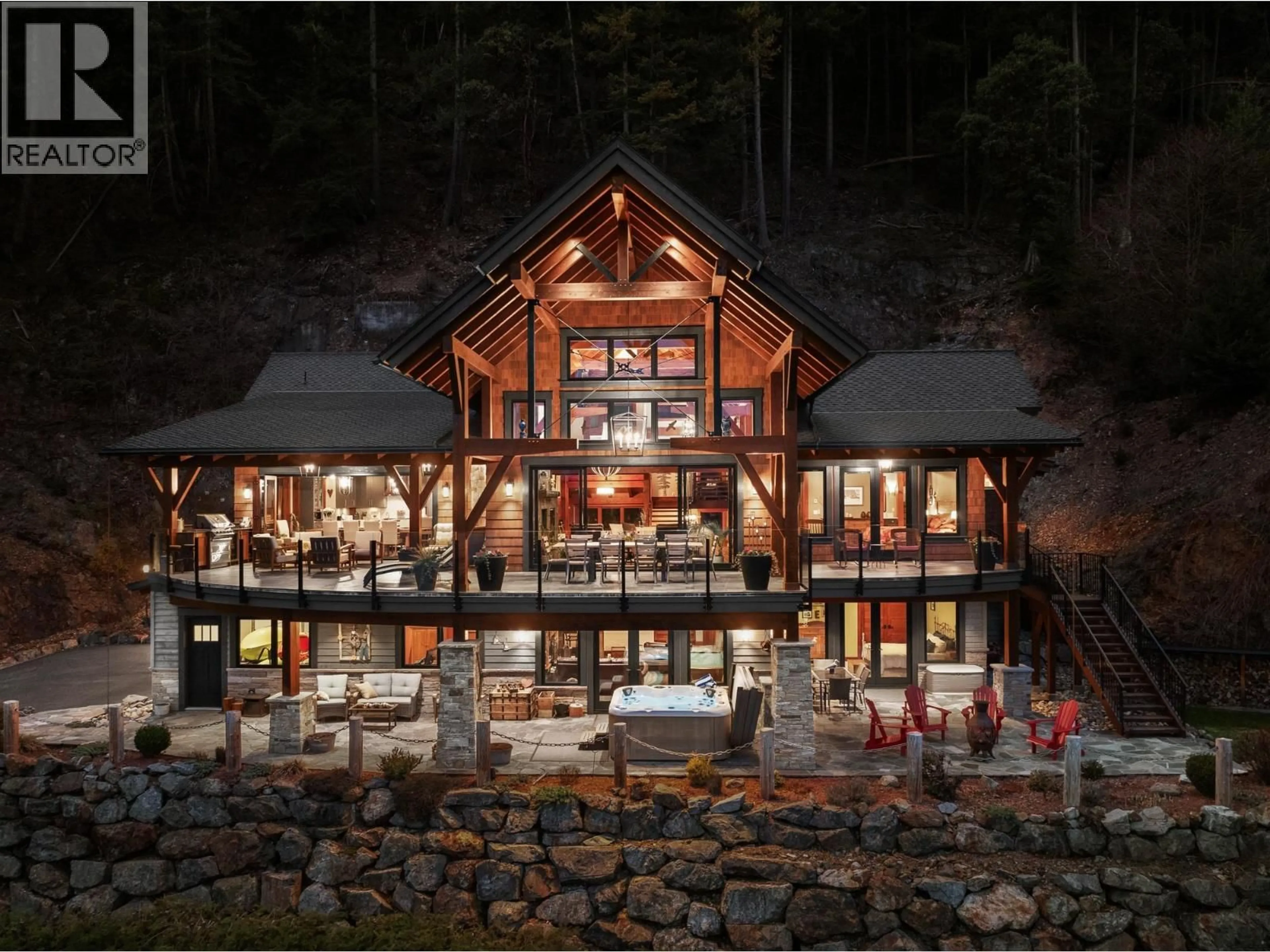 Rustic kitchen, wood/laminate floor for 800 TAYLOR ROAD, Bowen Island British Columbia V0N1G1