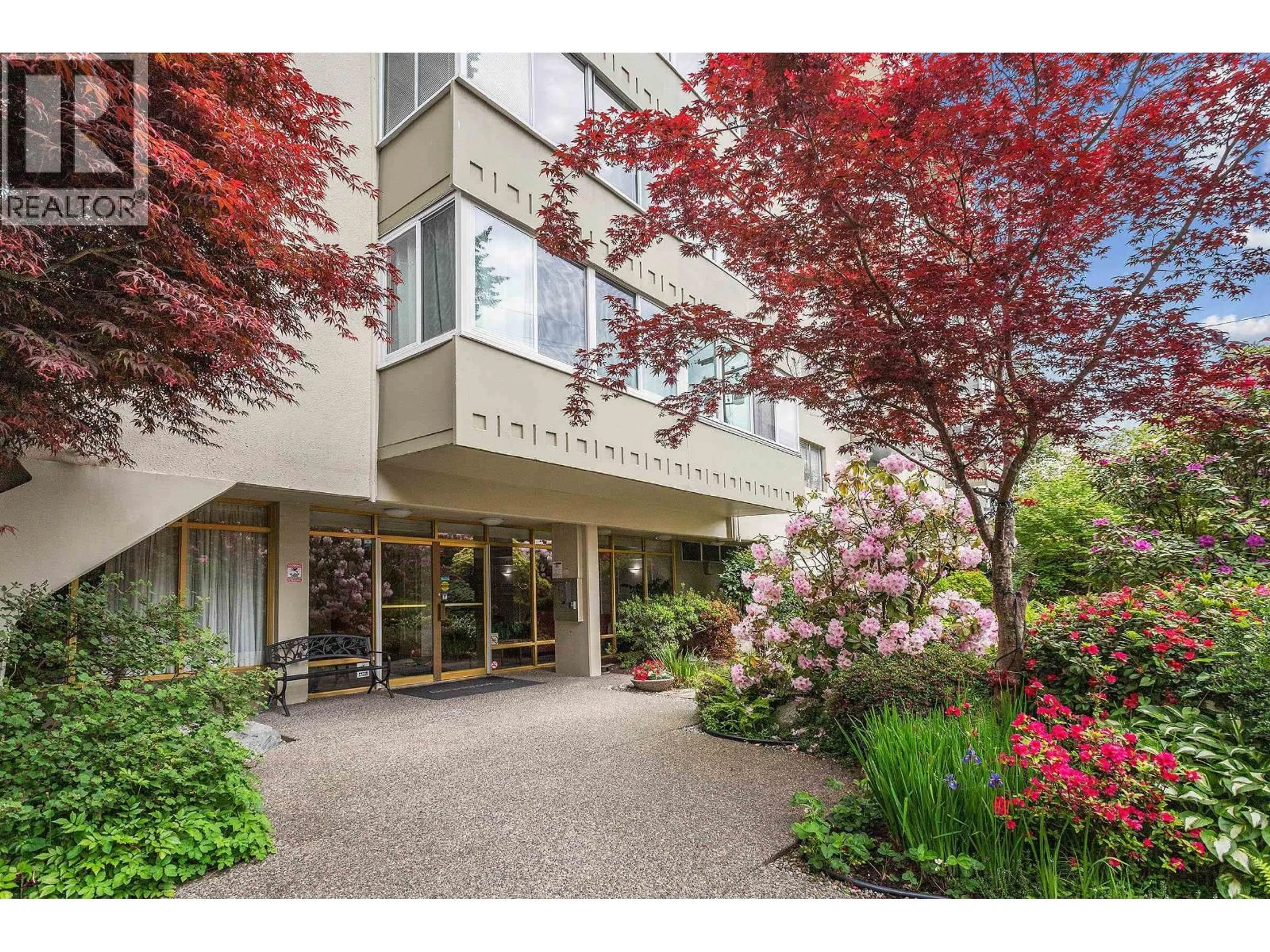 Indoor foyer for 404 - 1425 ESQUIMALT AVENUE, West Vancouver British Columbia V7T1L1