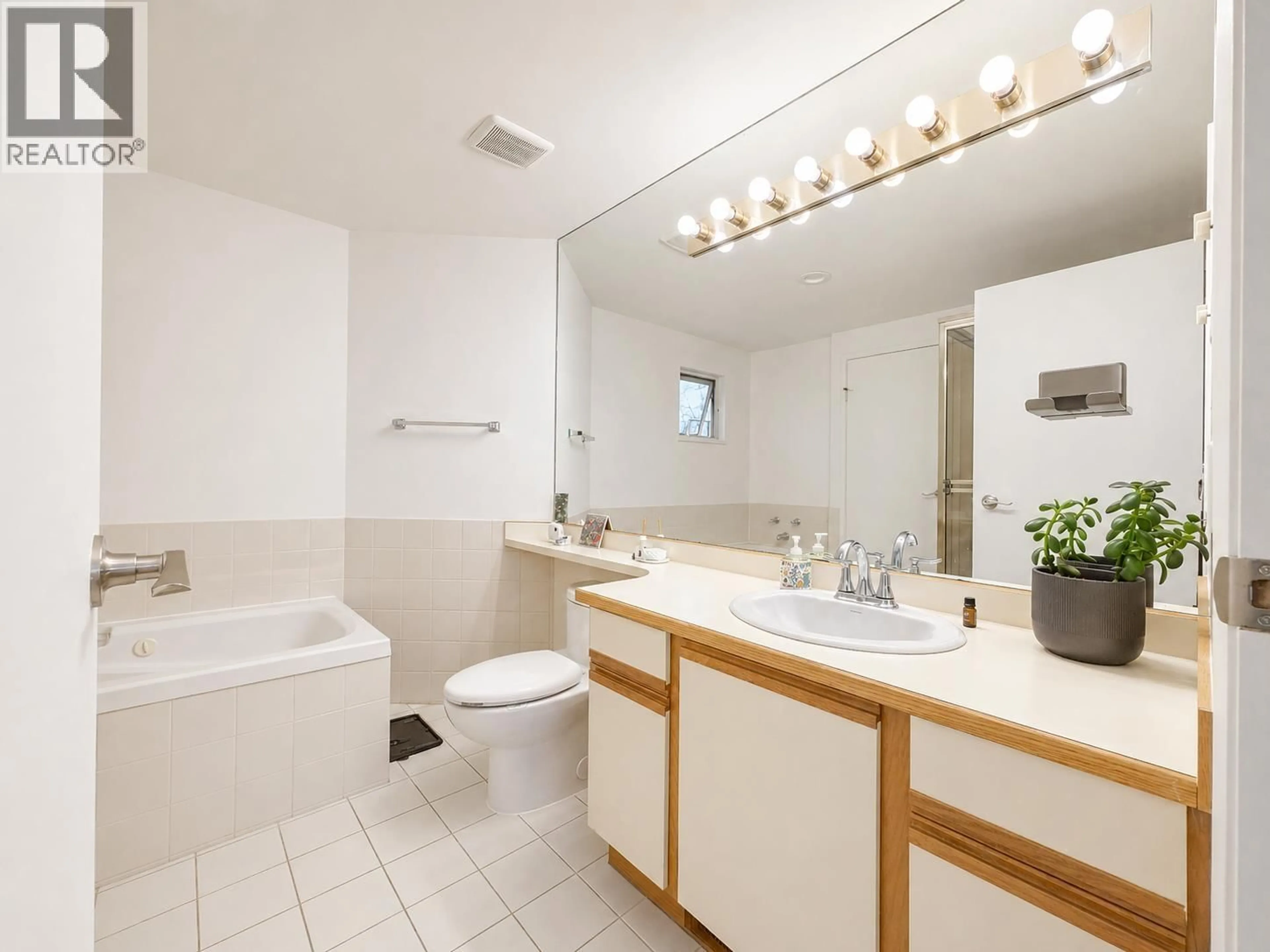 Standard bathroom, ceramic/tile floor for 14 - 3459 RIVER ROAD, Delta British Columbia V4K4Y6