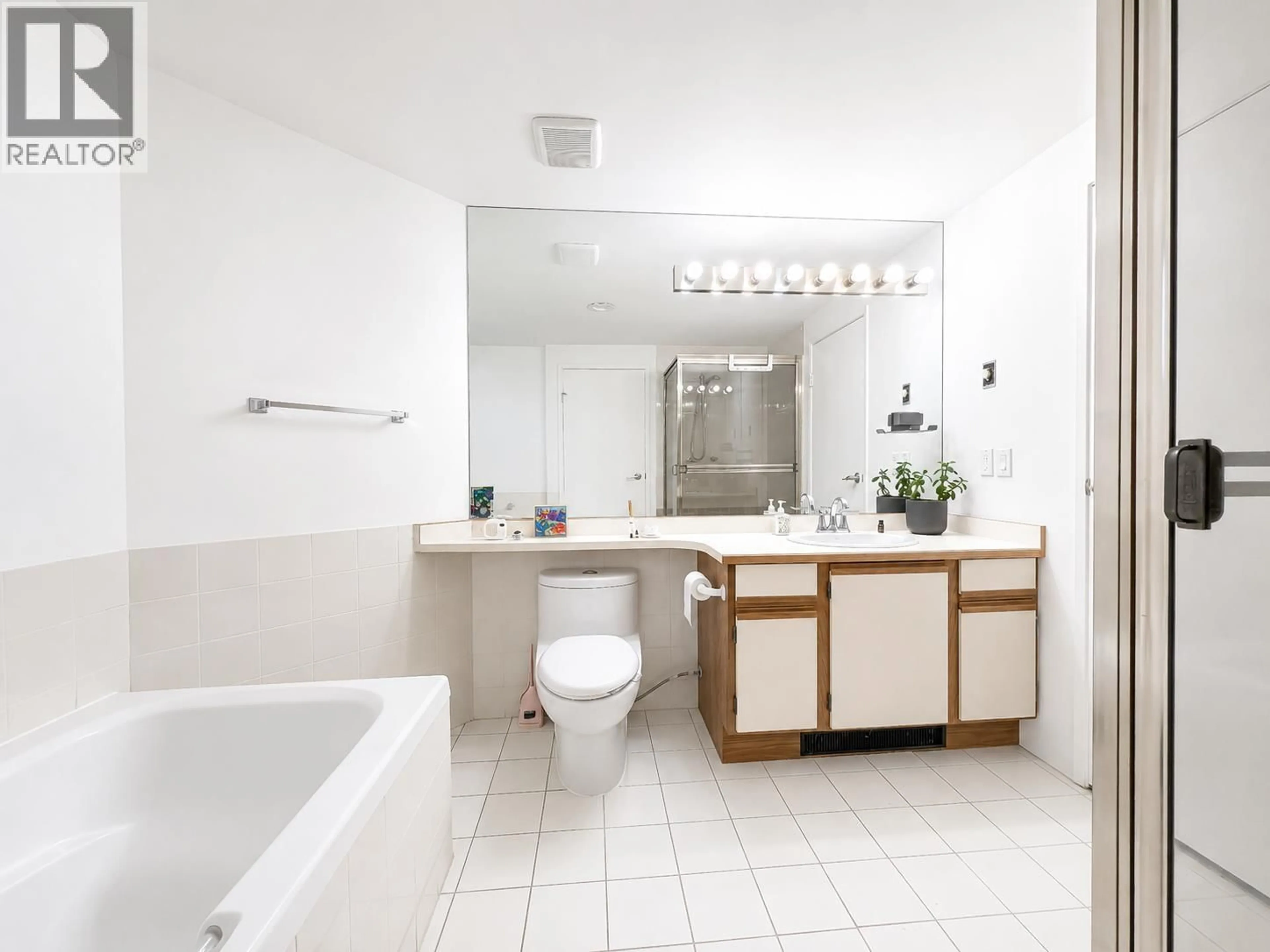 Standard bathroom, ceramic/tile floor for 14 - 3459 RIVER ROAD, Delta British Columbia V4K4Y6