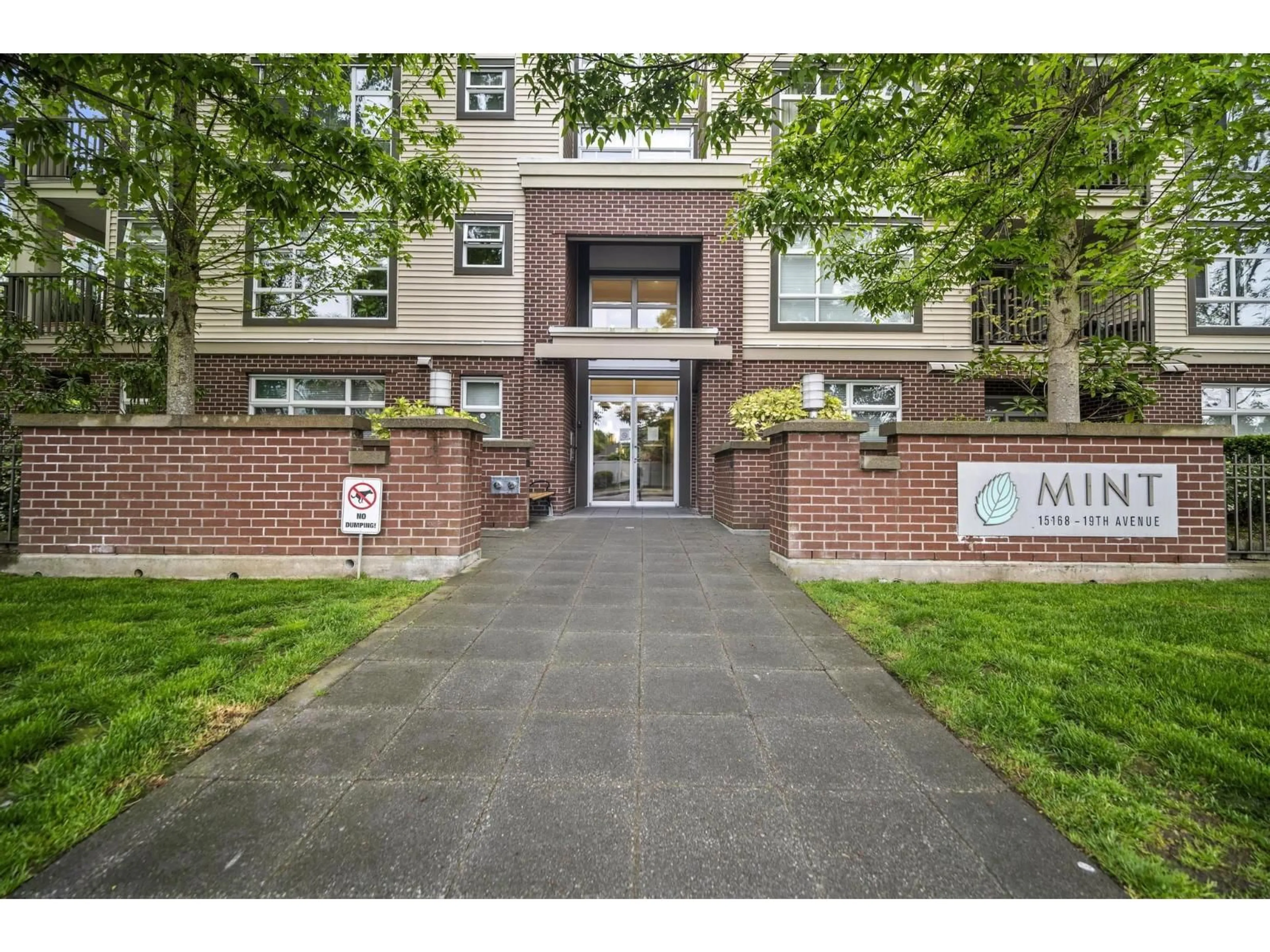 Indoor foyer for 103 - 15168 19 AVENUE, Surrey British Columbia V4A0A5
