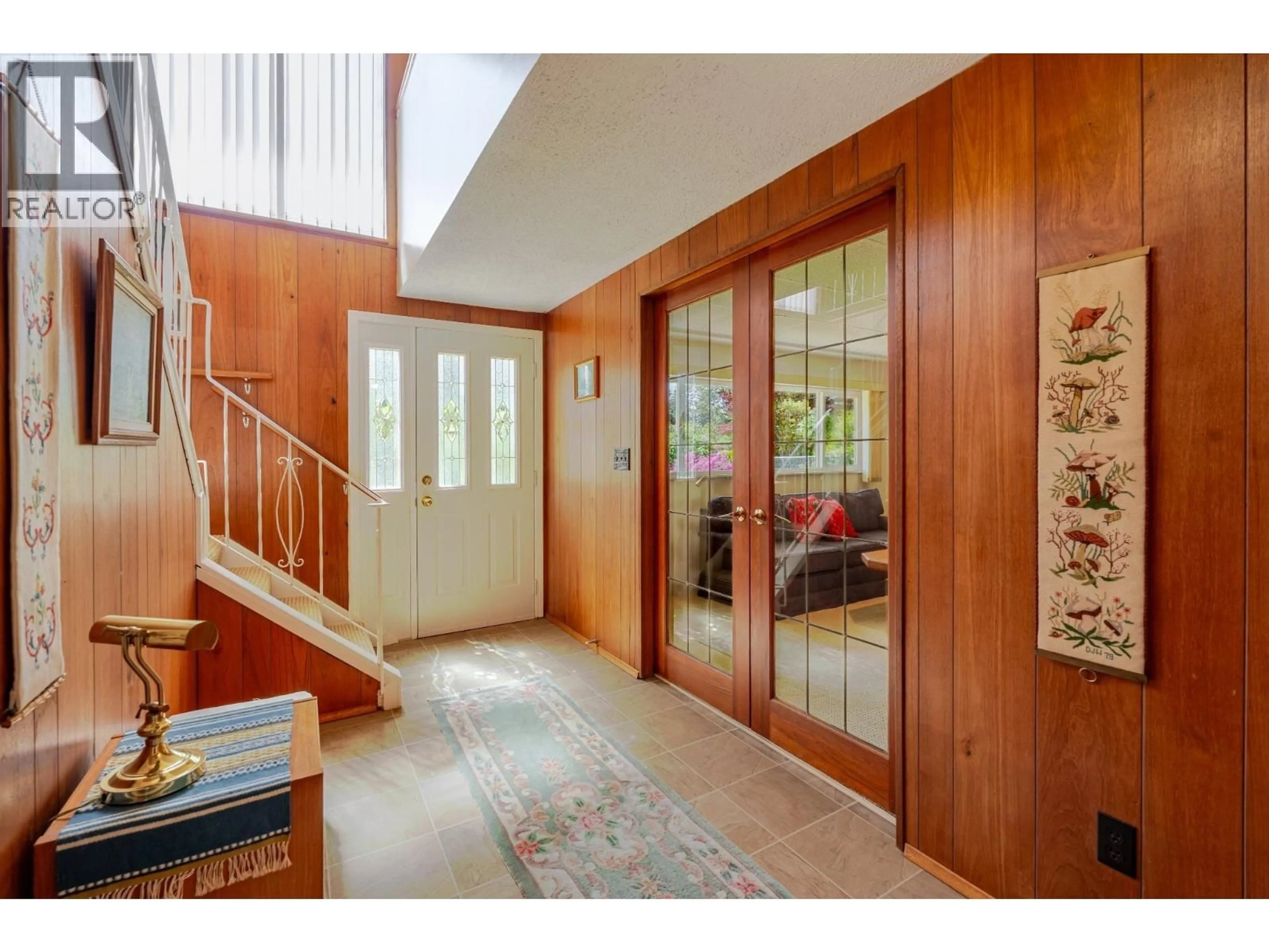 Indoor foyer for 5756 CRANLEY DRIVE, West Vancouver British Columbia V7W1S8