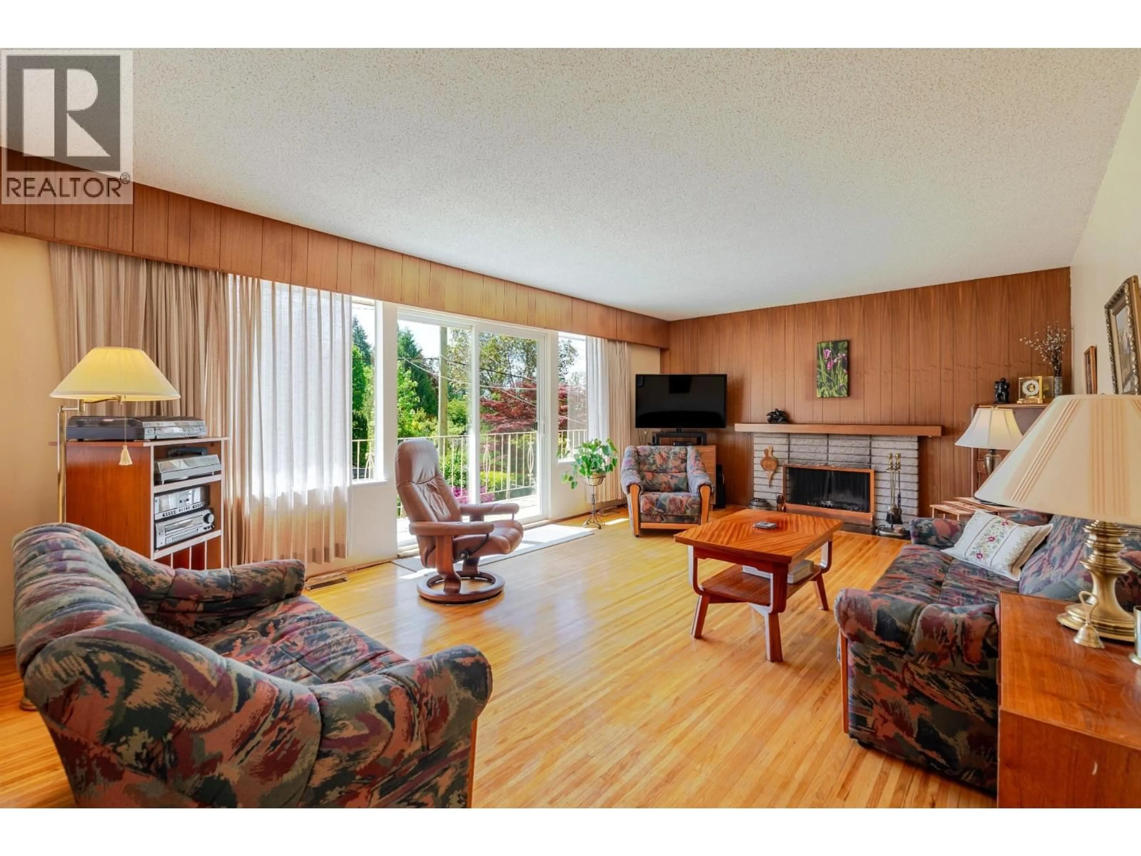 Living room with furniture, wood/laminate floor for 5756 CRANLEY DRIVE, West Vancouver British Columbia V7W1S8