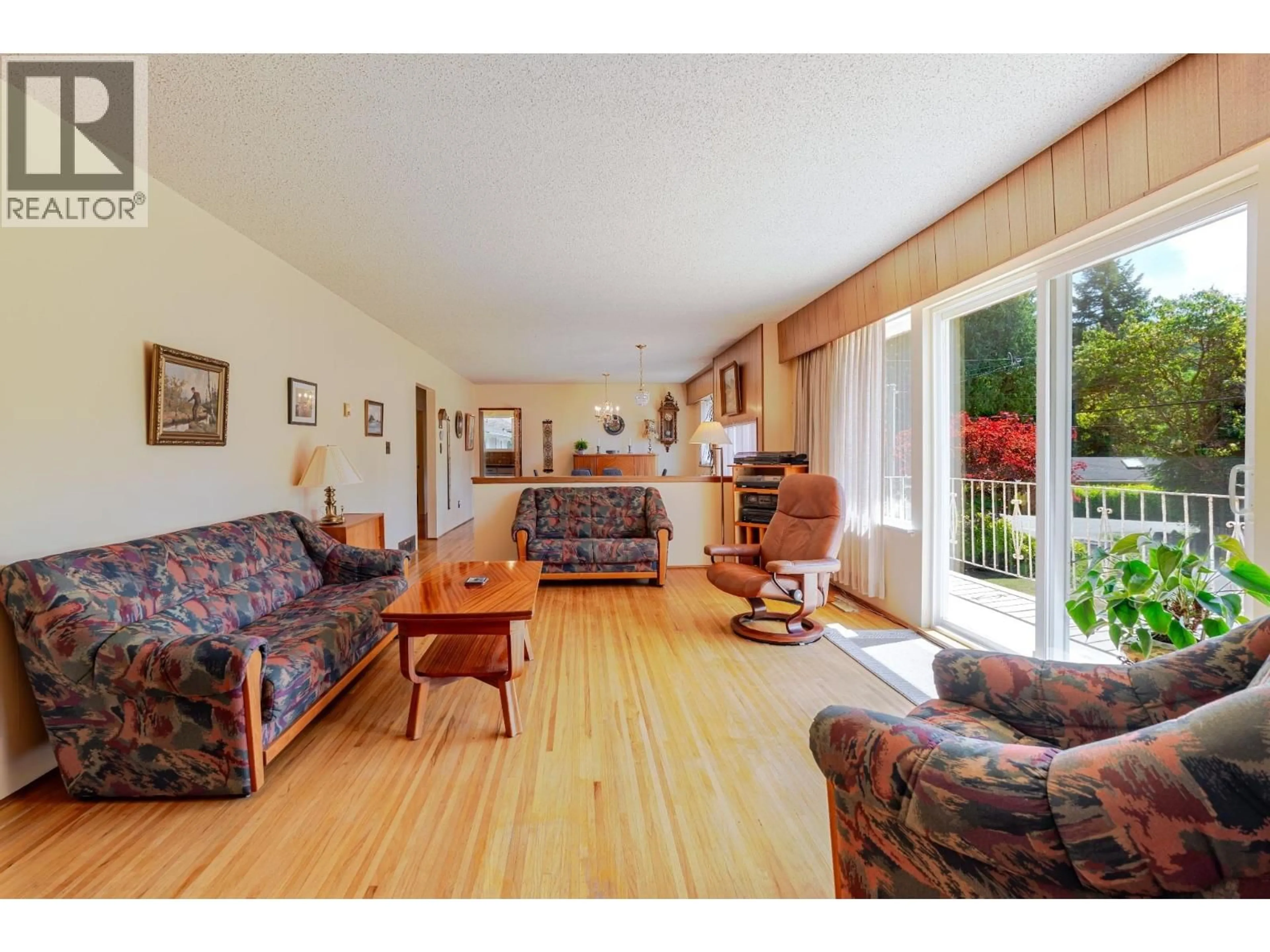 Living room with furniture, wood/laminate floor for 5756 CRANLEY DRIVE, West Vancouver British Columbia V7W1S8