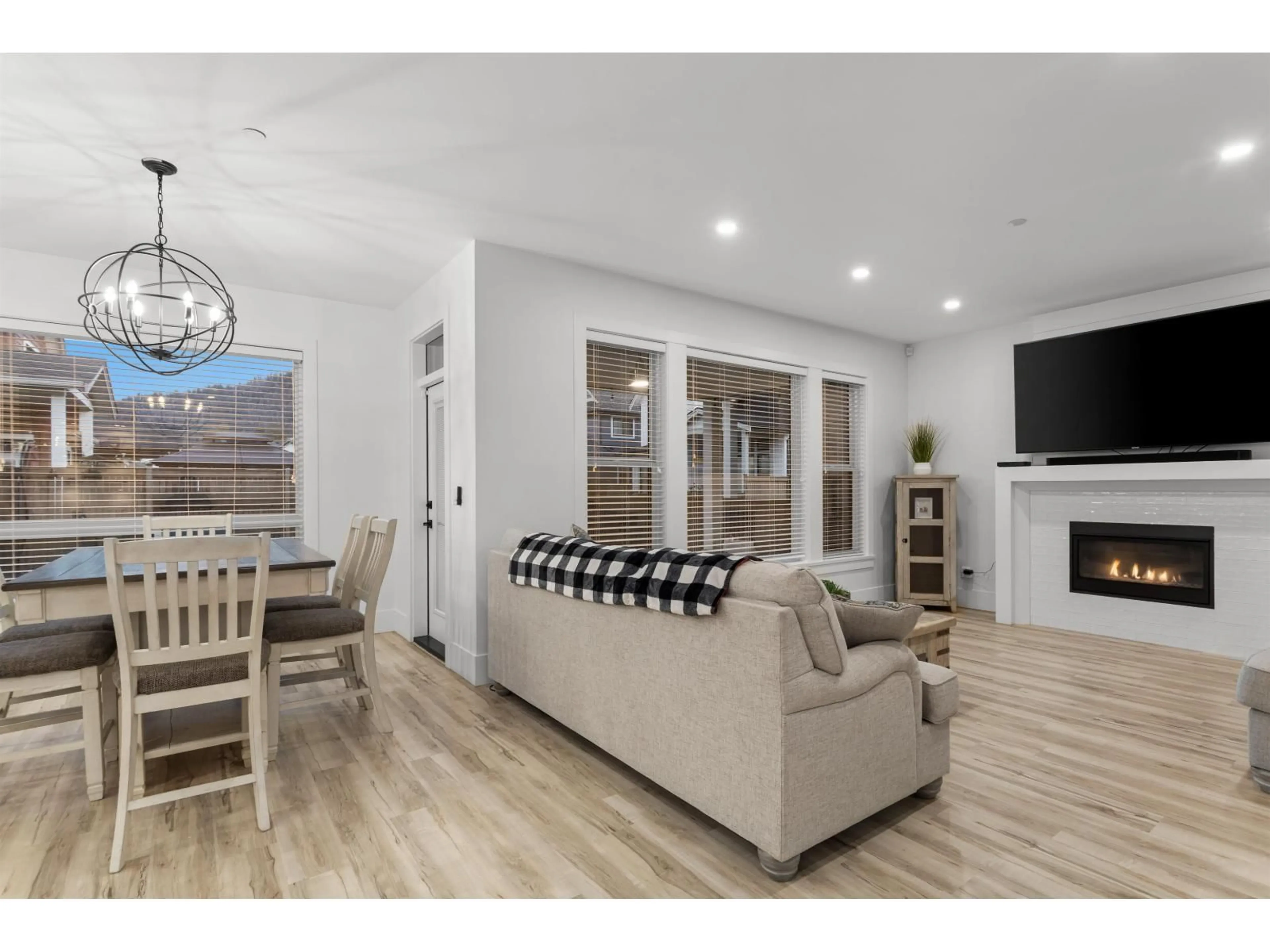 Living room with furniture, wood/laminate floor for 39 - 46211 PROMONTORY ROAD, Chilliwack British Columbia V2R0E5
