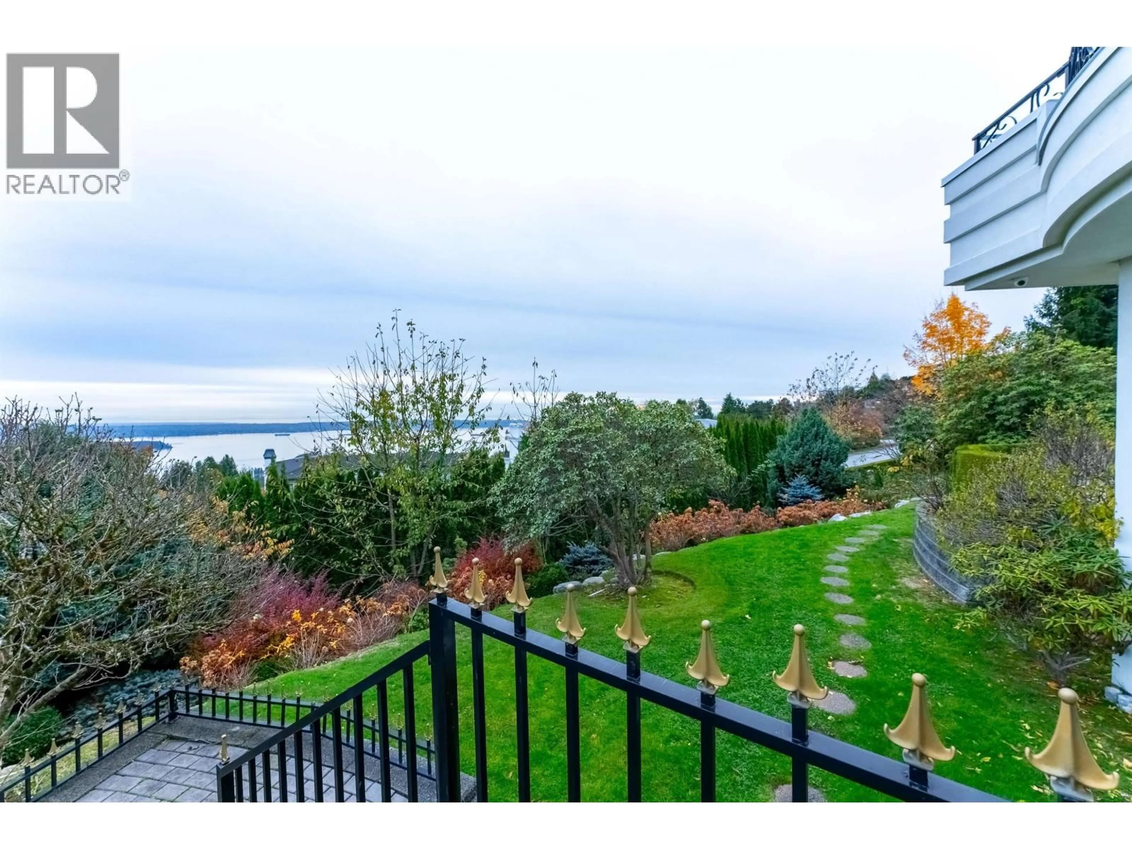 A pic from outside/outdoor area/front of a property/back of a property/a pic from drone, water/lake/river/ocean view for 1409 CHARTWELL DRIVE, West Vancouver British Columbia V7S2R7