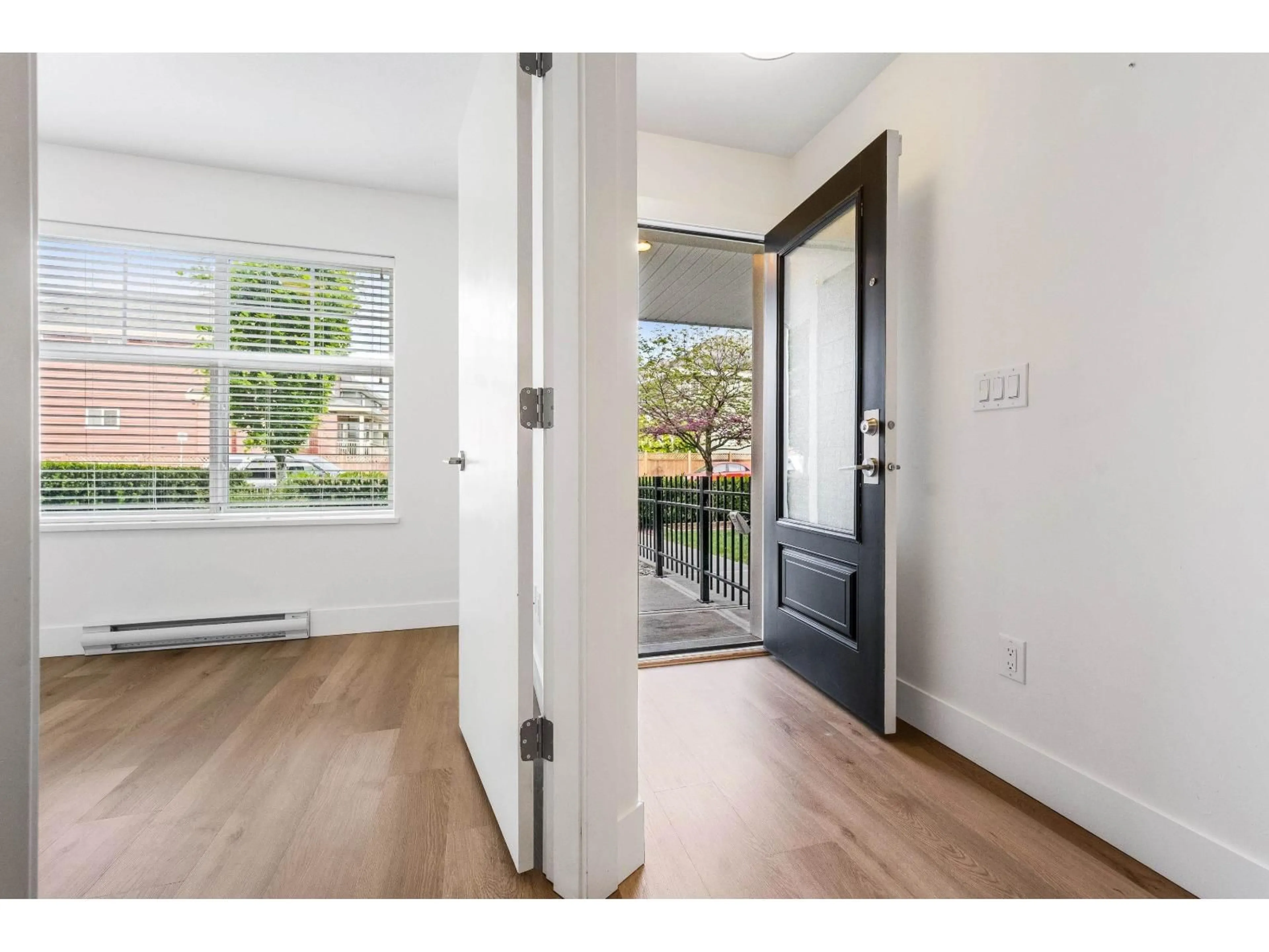 Indoor entryway for 6 - 27735 ROUNDHOUSE DRIVE, Abbotsford British Columbia V4X0B9