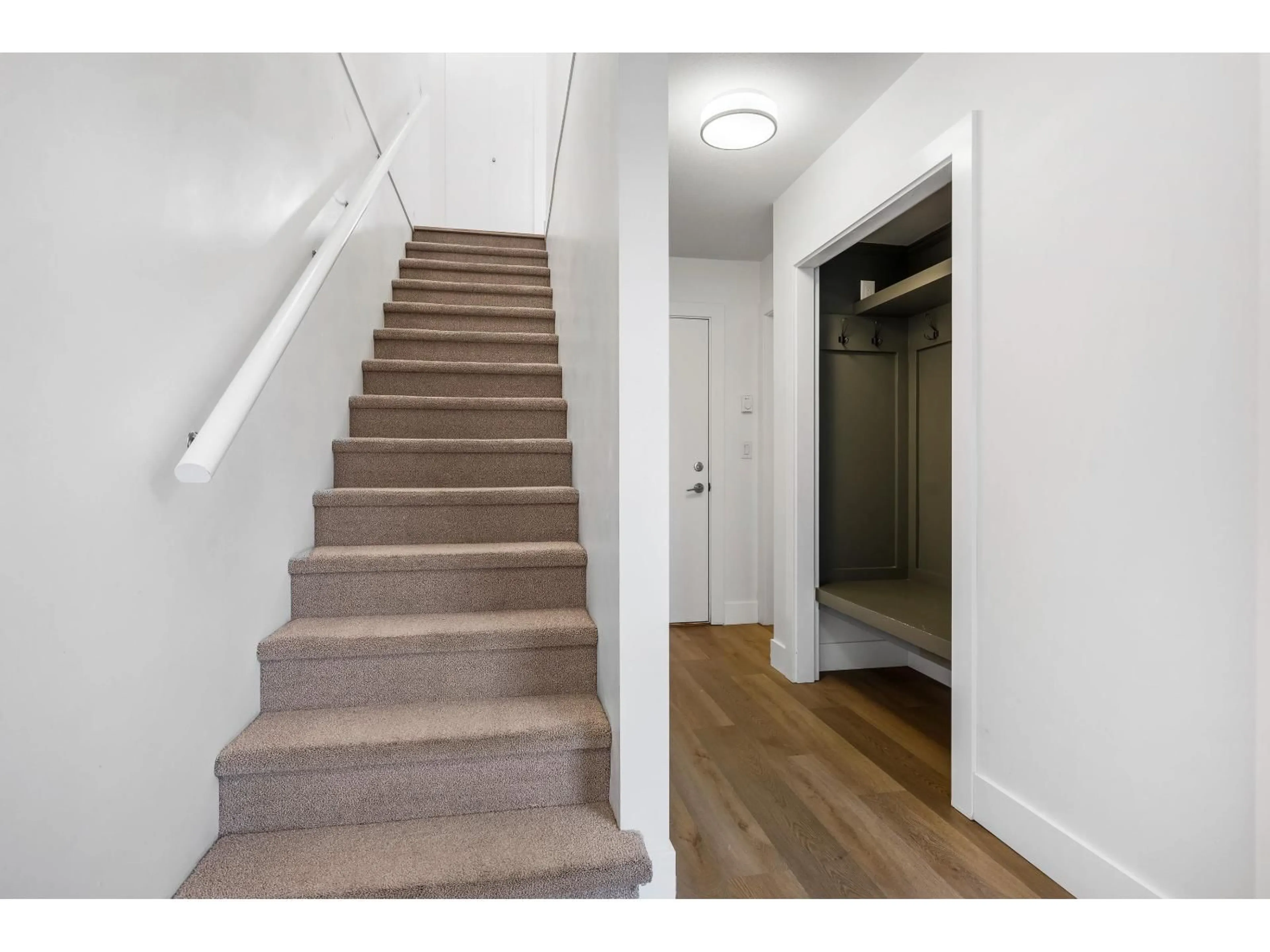 Indoor entryway for 6 - 27735 ROUNDHOUSE DRIVE, Abbotsford British Columbia V4X0B9