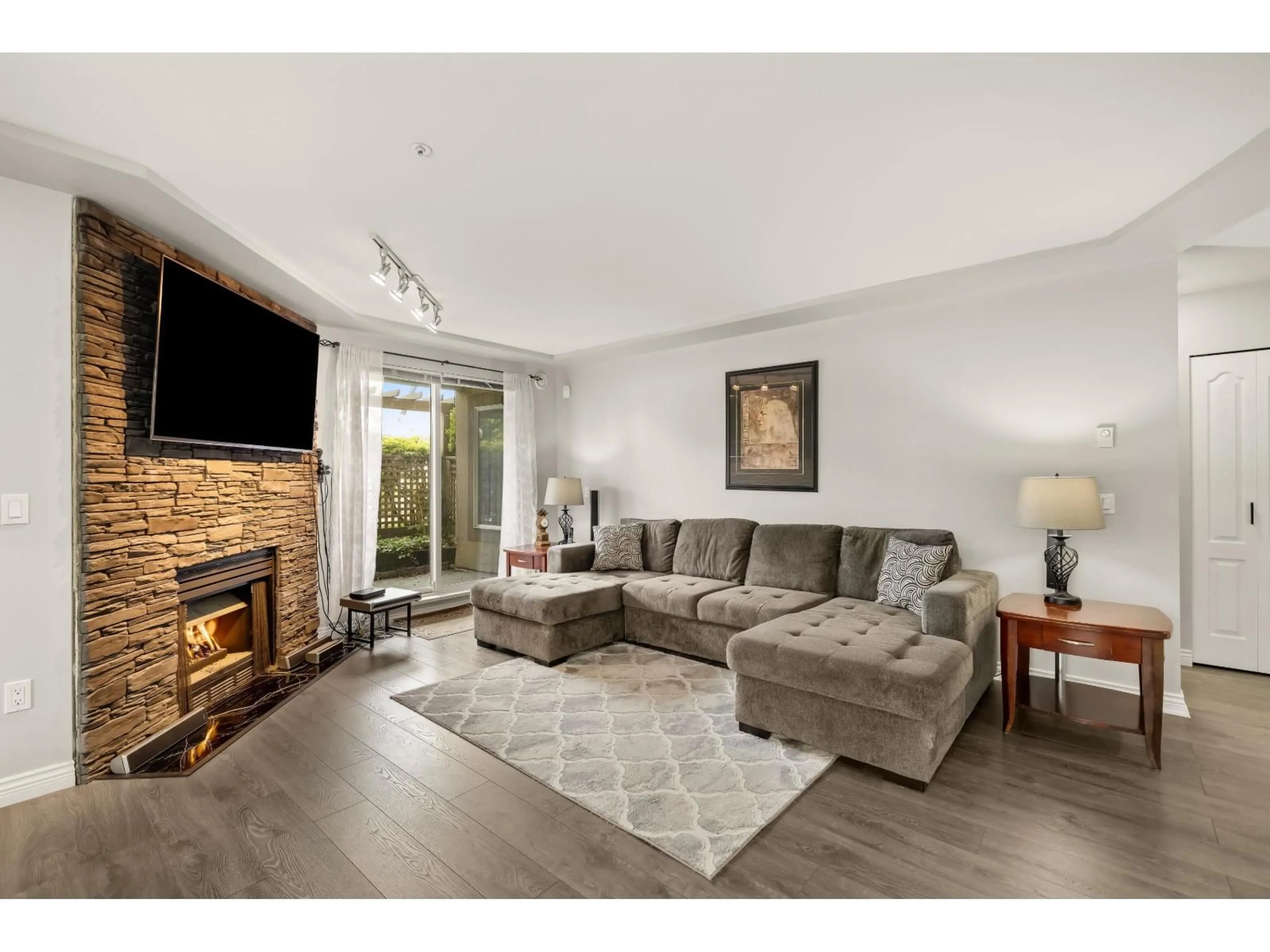 Living room with furniture, wood/laminate floor for 104 - 20433 53 AVENUE, Langley British Columbia V3A7A6