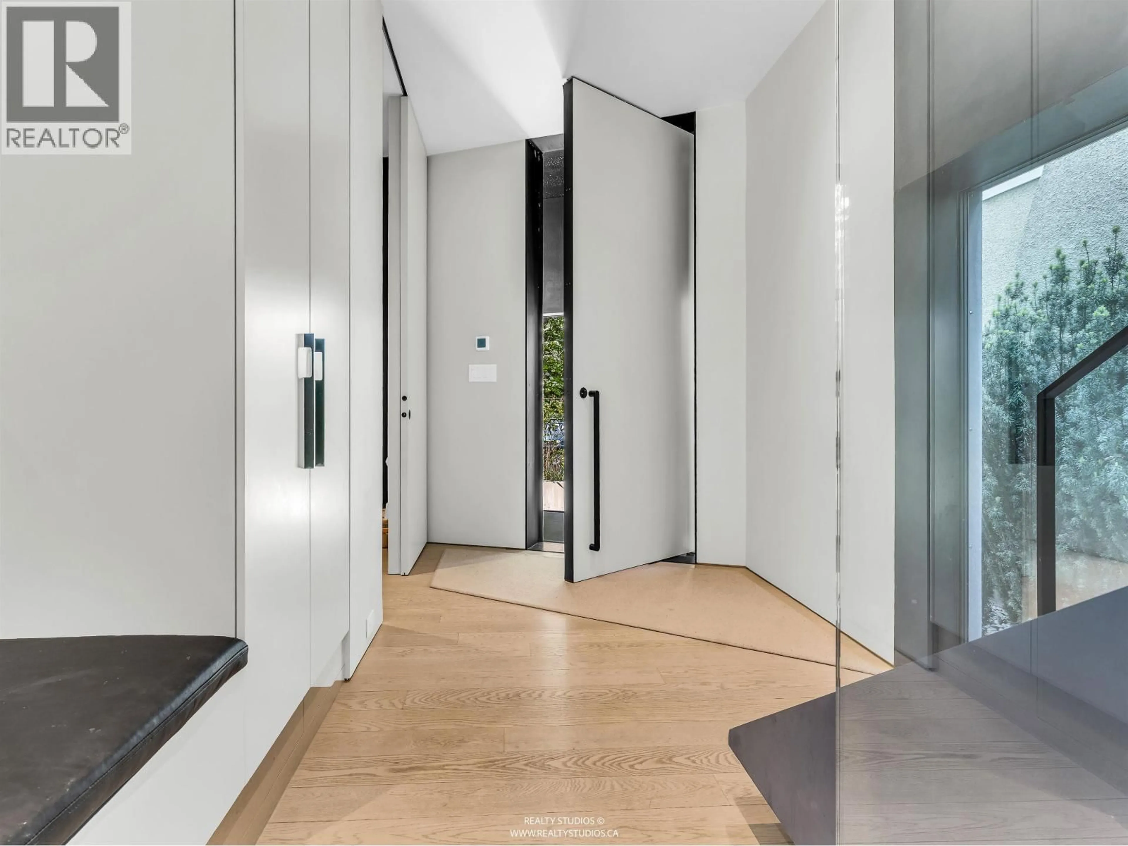 Indoor foyer for 366 22ND AVENUE, Vancouver British Columbia V5Y2G4