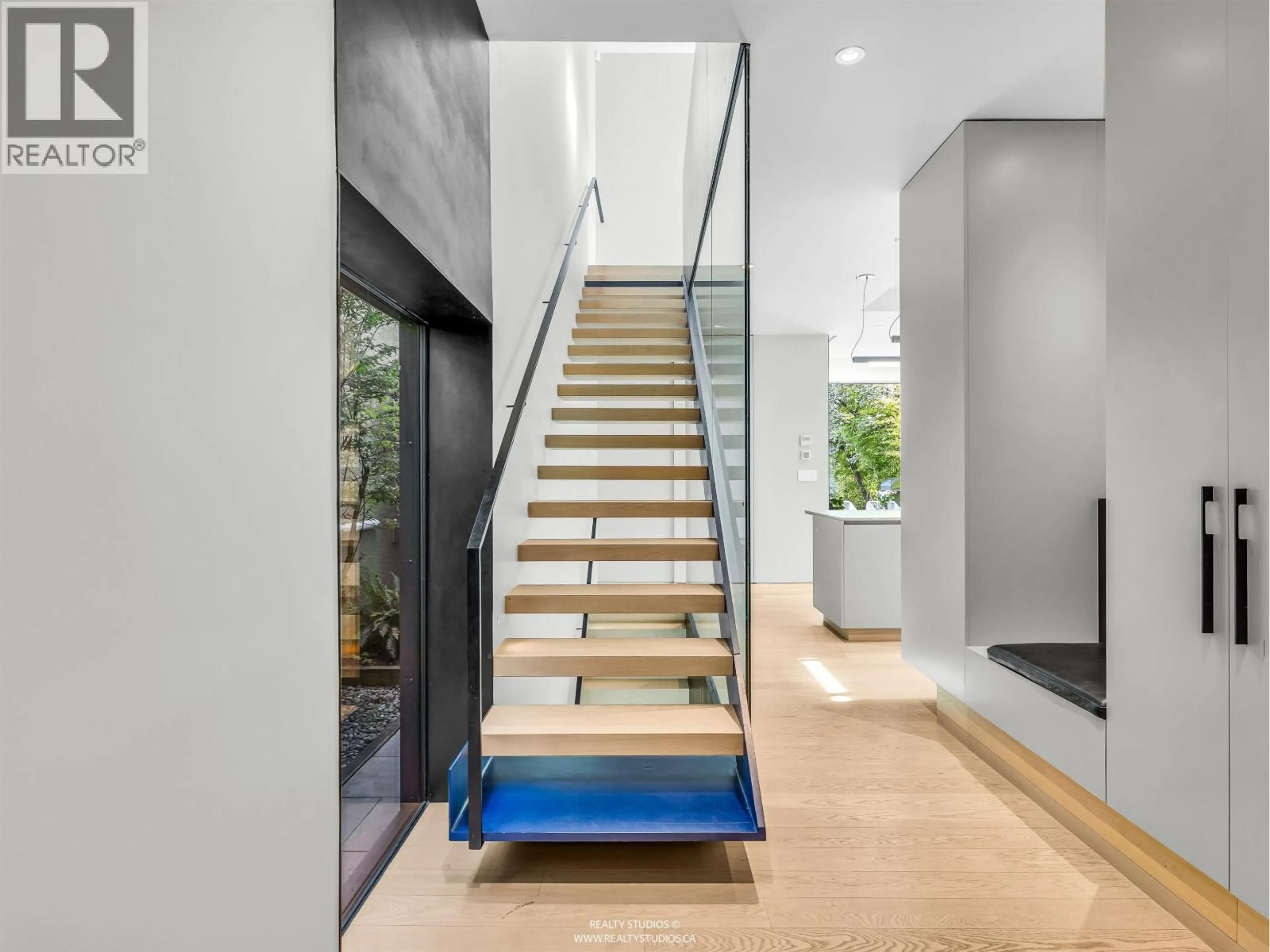 Stairs for 366 22ND AVENUE, Vancouver British Columbia V5Y2G4
