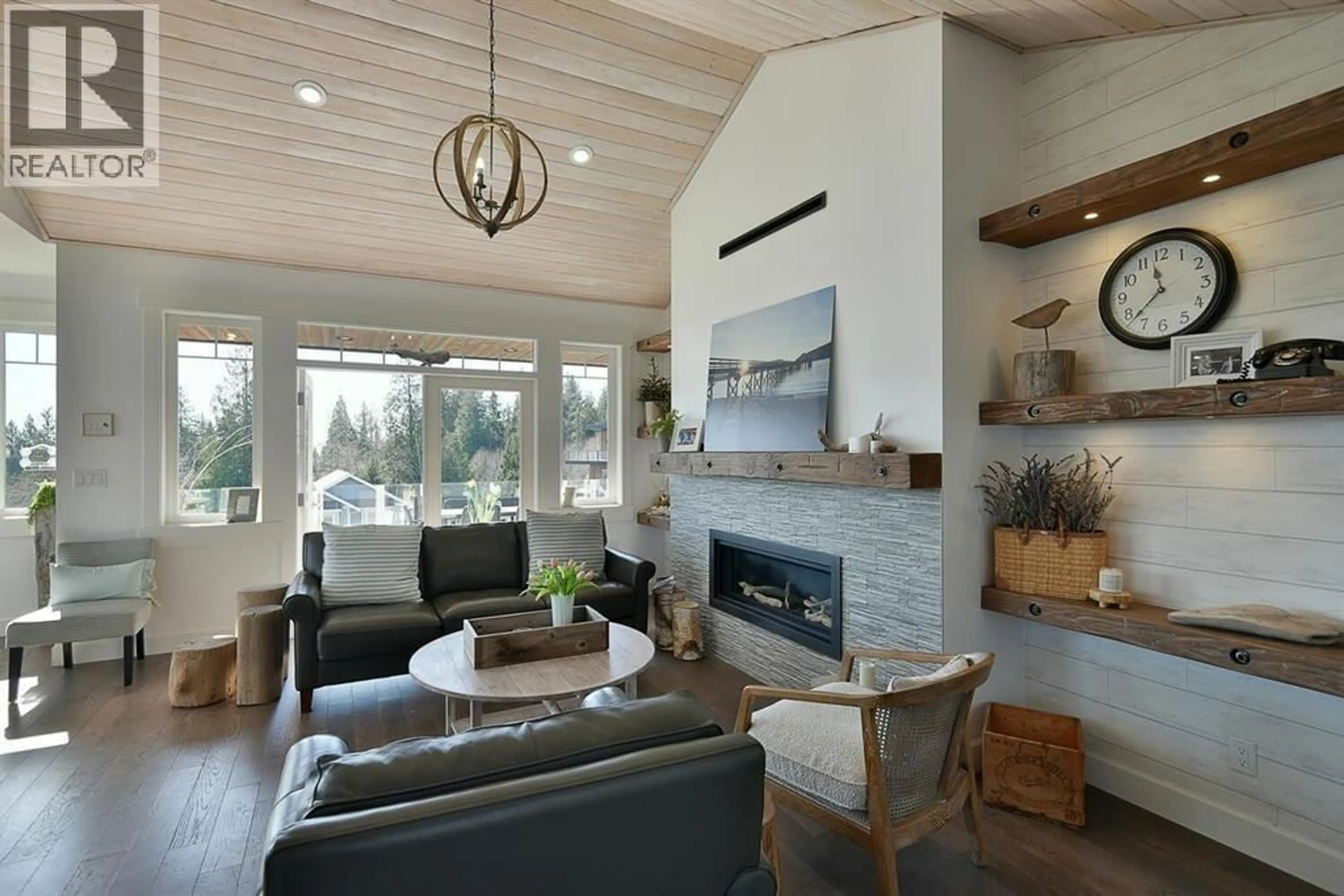 Living room with furniture, unknown for 605 WOODLAND AVENUE, Gibsons British Columbia V0N1V1