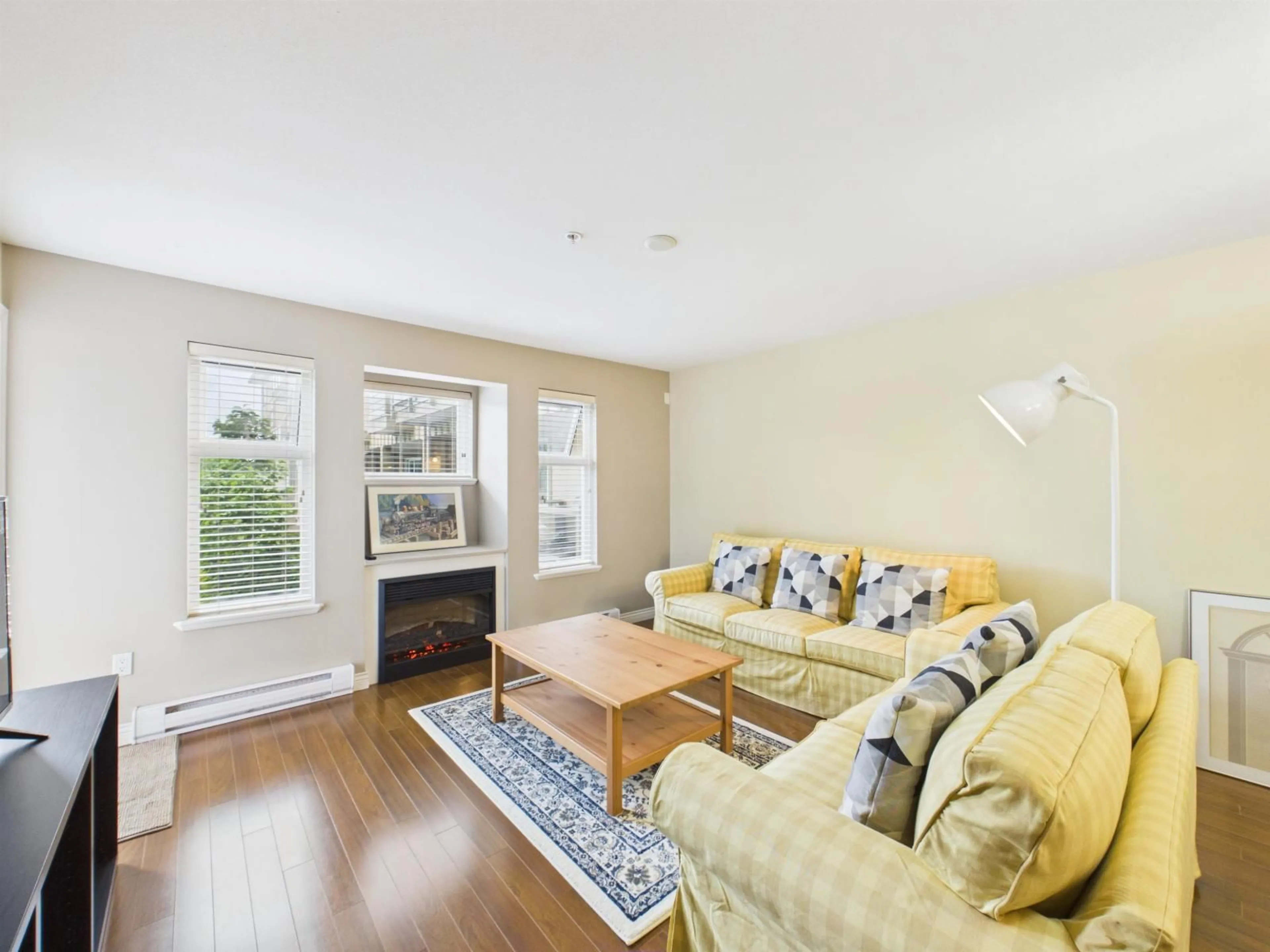 Living room with furniture, wood/laminate floor for 202 - 10289 133 STREET, Surrey British Columbia V3T0B1