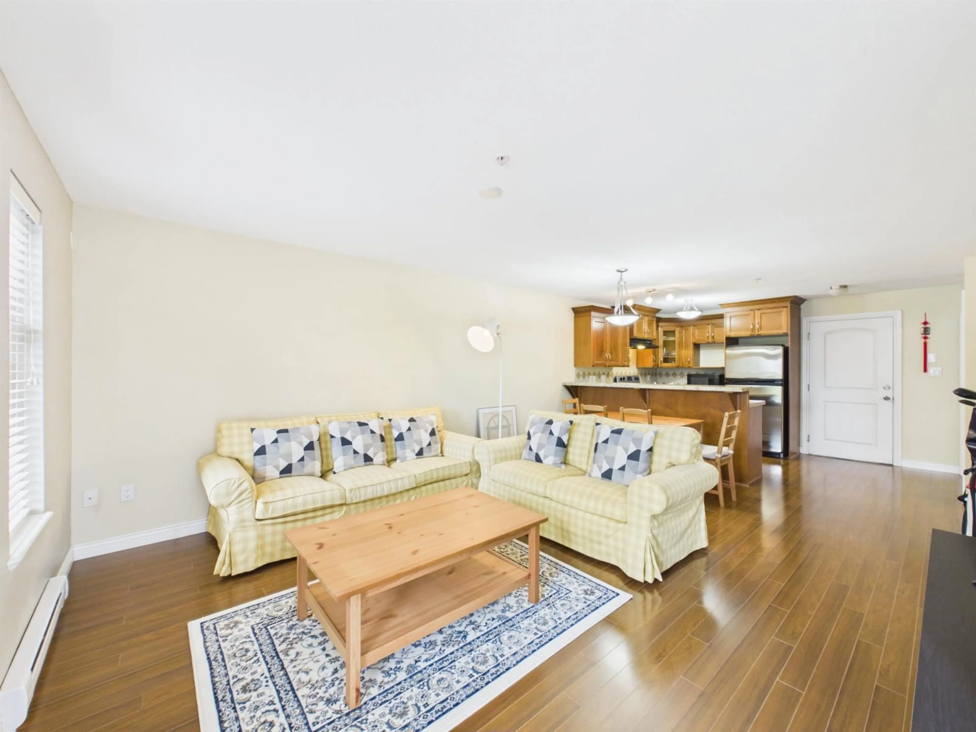 Living room with furniture, wood/laminate floor for 202 - 10289 133 STREET, Surrey British Columbia V3T0B1