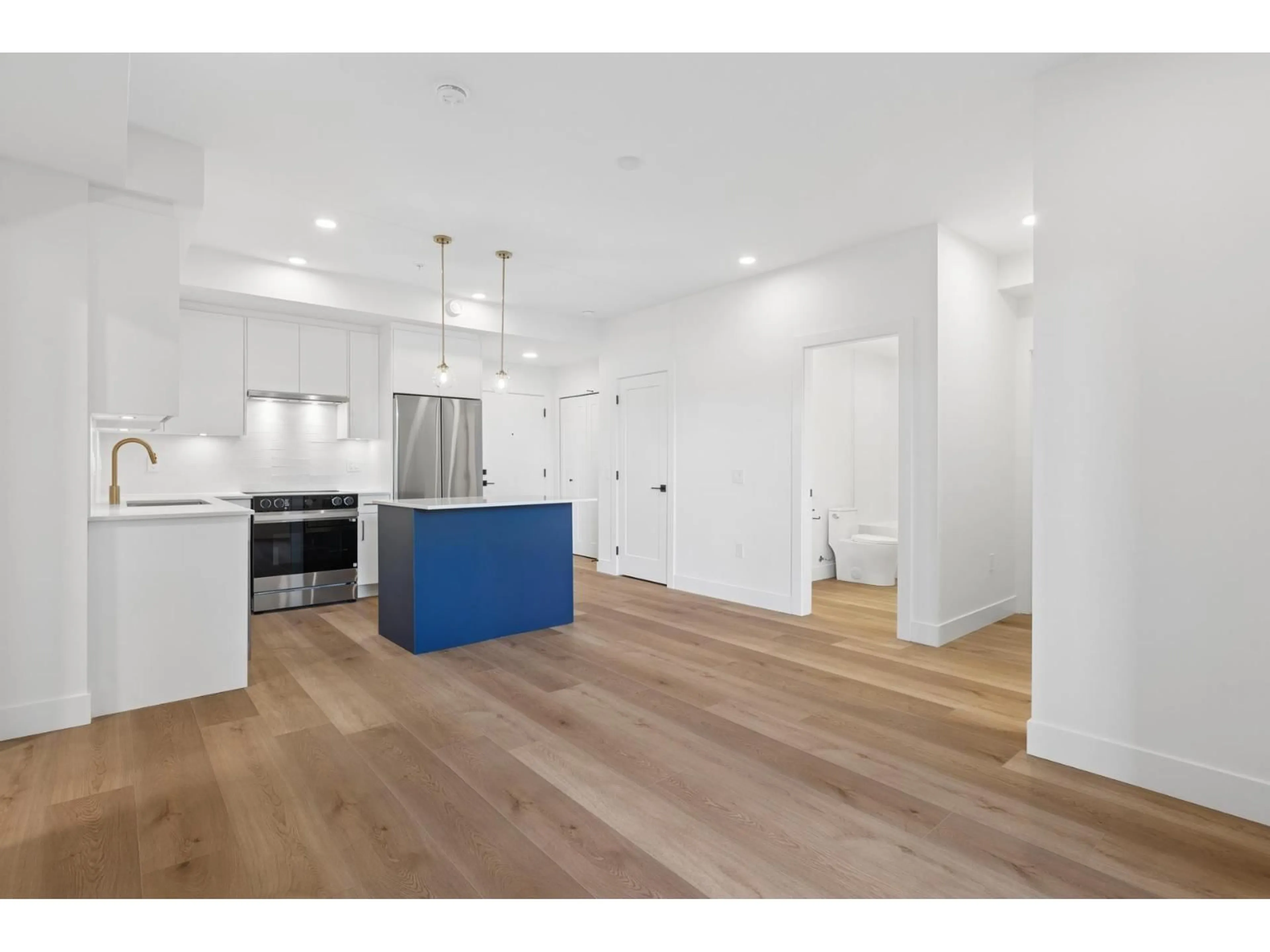 Open concept kitchen, wood/laminate floor for 101 - 20286 72B AVENUE, Langley British Columbia V2Y1T2
