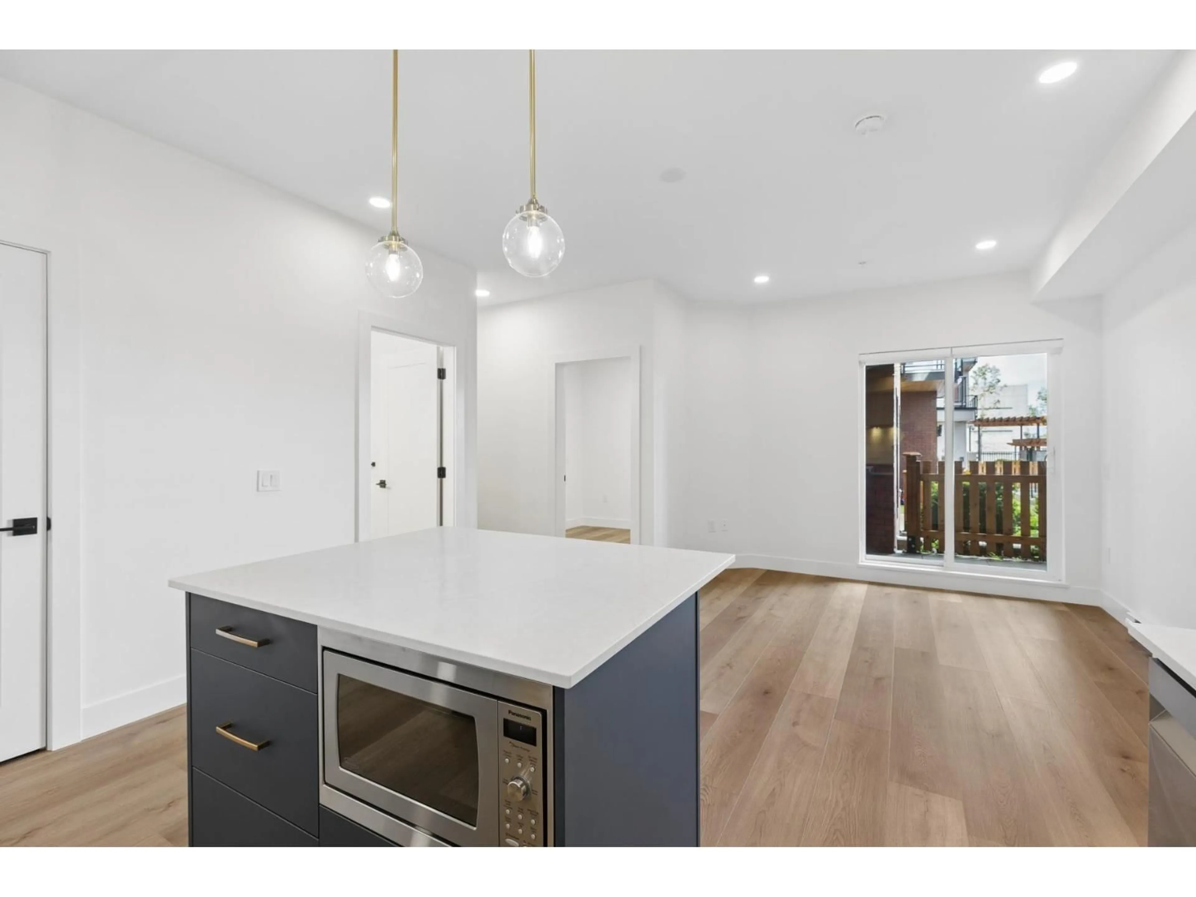 Open concept kitchen, wood/laminate floor for 101 - 20286 72B AVENUE, Langley British Columbia V2Y1T2