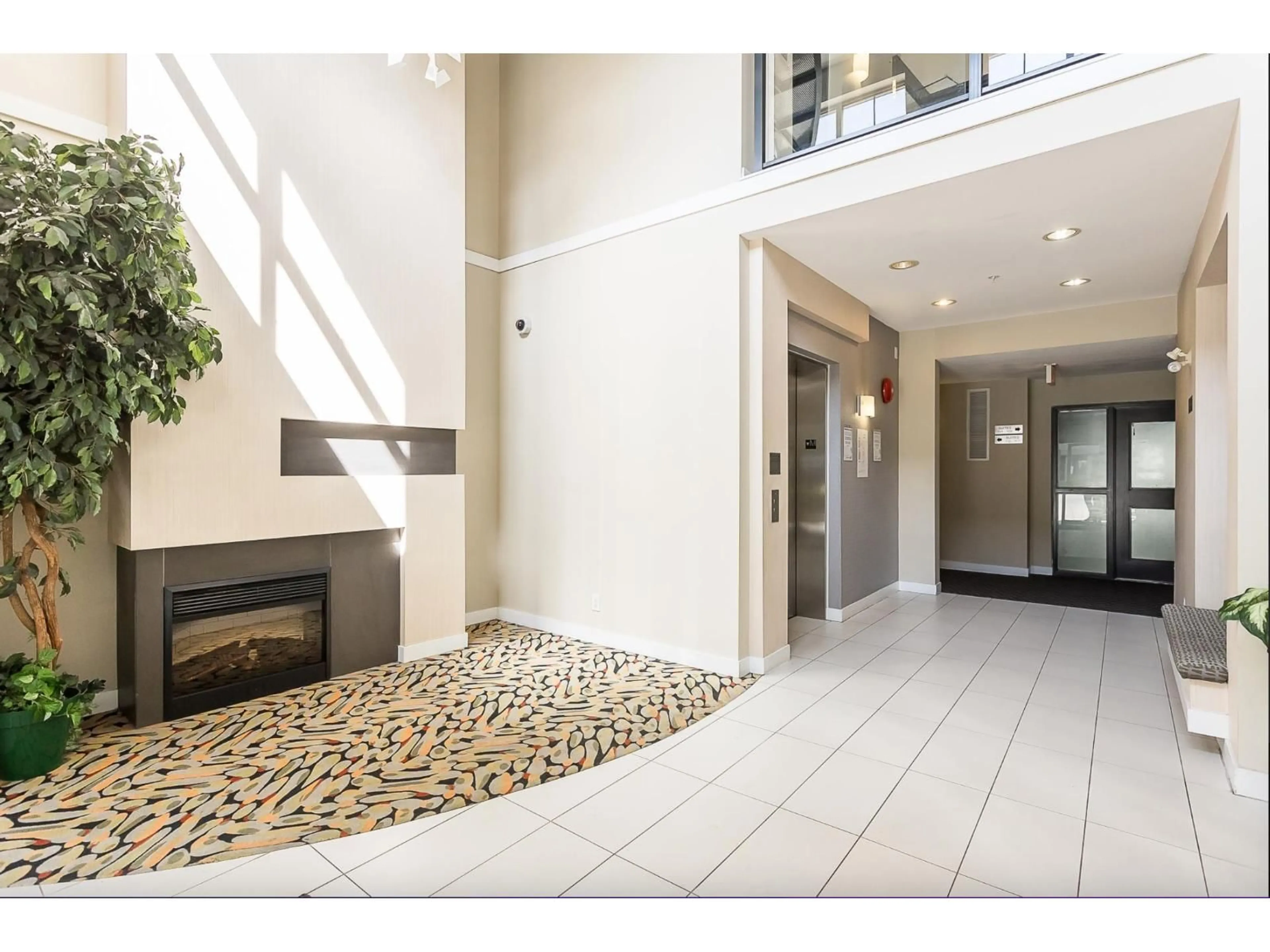 Indoor foyer for 301 - 33546 HOLLAND AVENUE, Abbotsford British Columbia V2S0C1