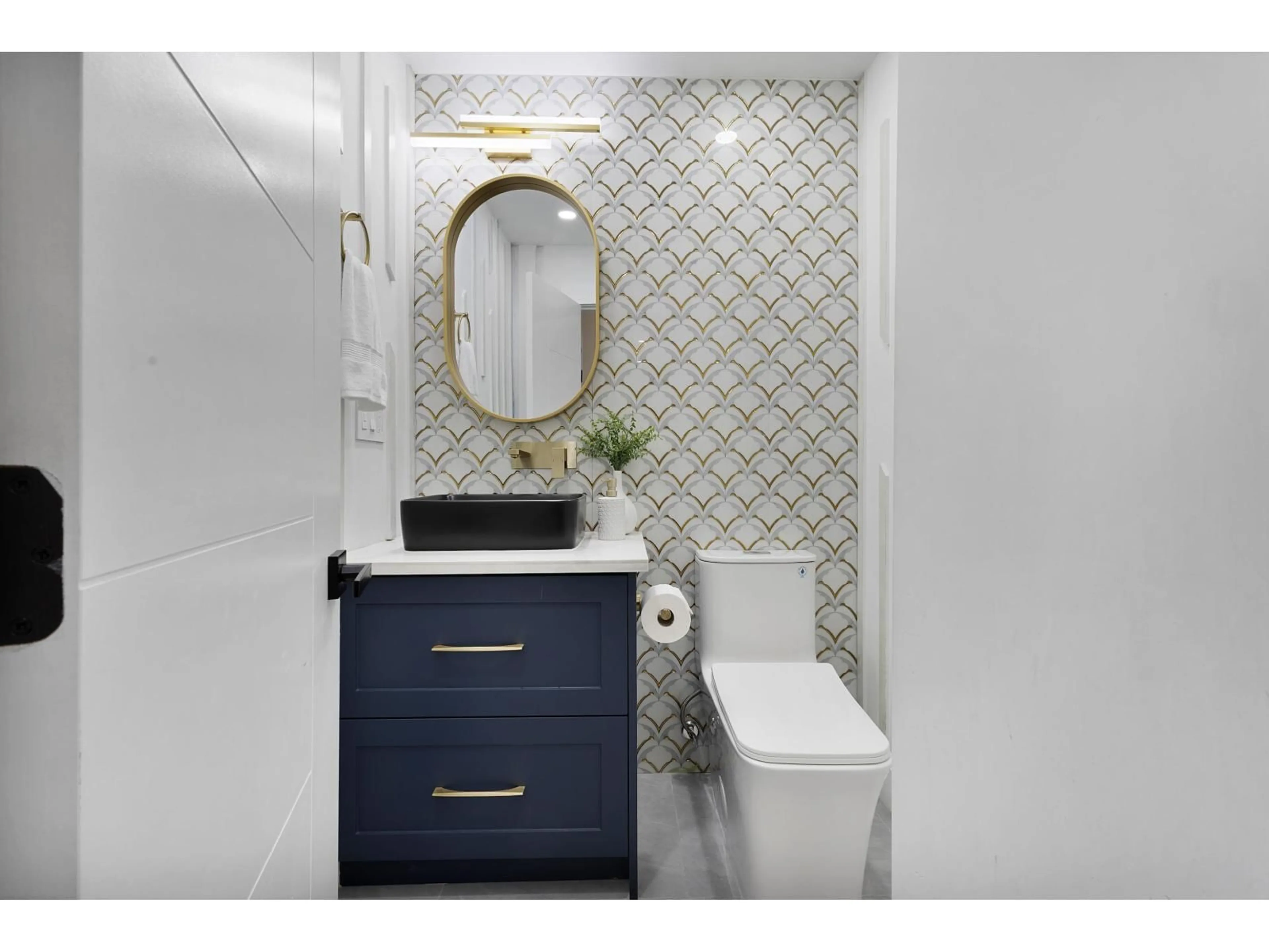 Contemporary bathroom, ceramic/tile floor for 9763 155 STREET, Surrey British Columbia V3R7G6