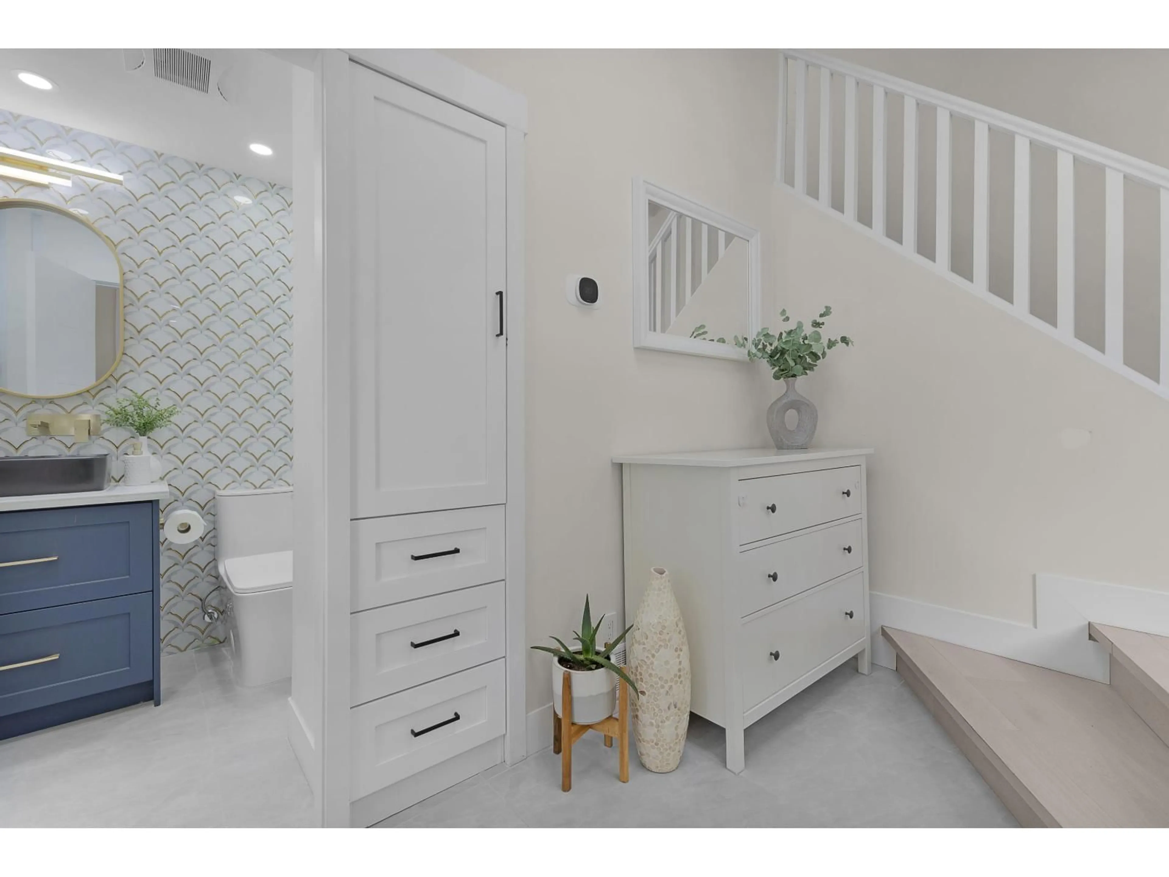 Contemporary bathroom, ceramic/tile floor for 9763 155 STREET, Surrey British Columbia V3R7G6