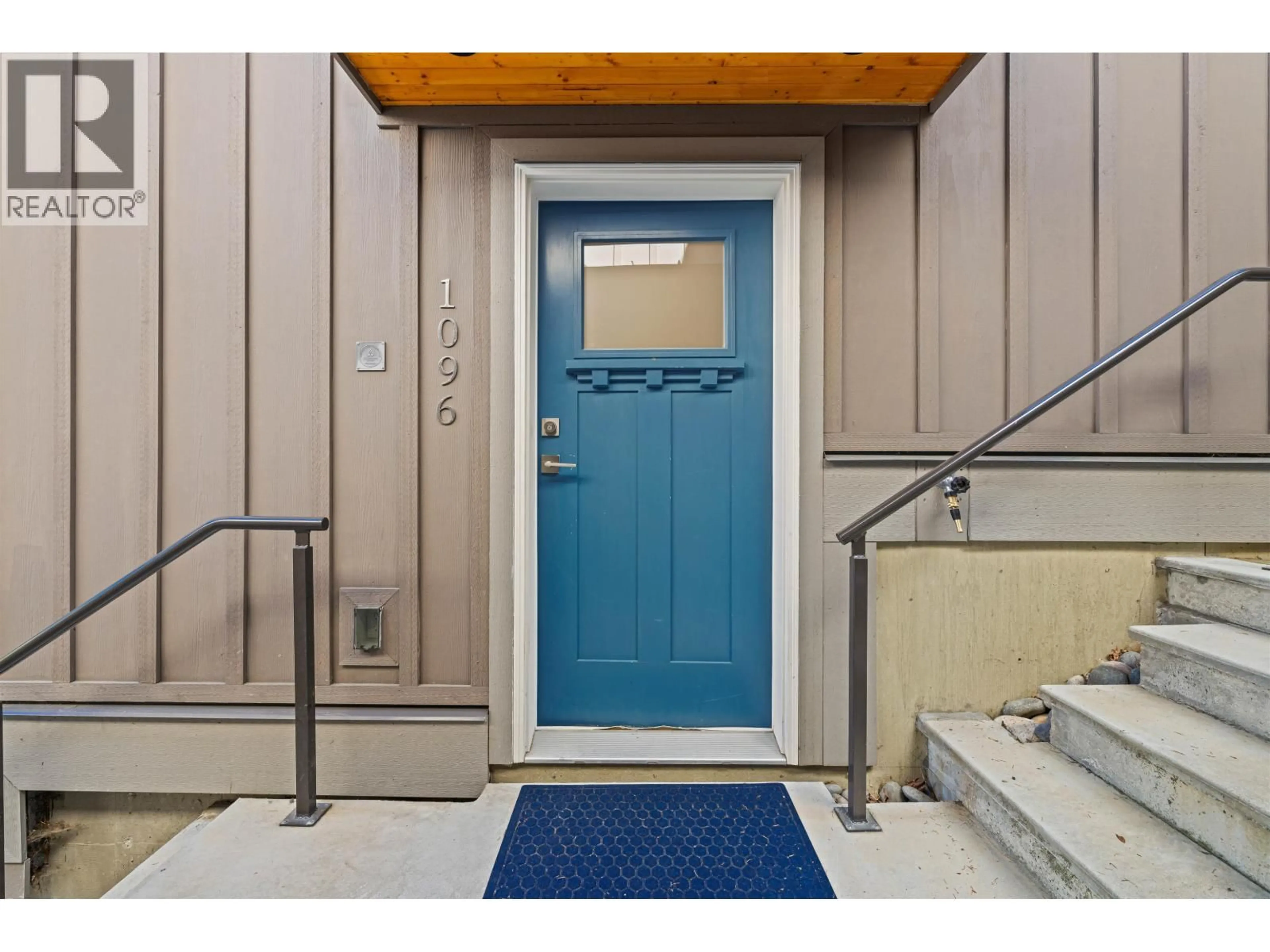Indoor entryway for 1096 FOXGLOVE LANE, Bowen Island British Columbia V0N1G1