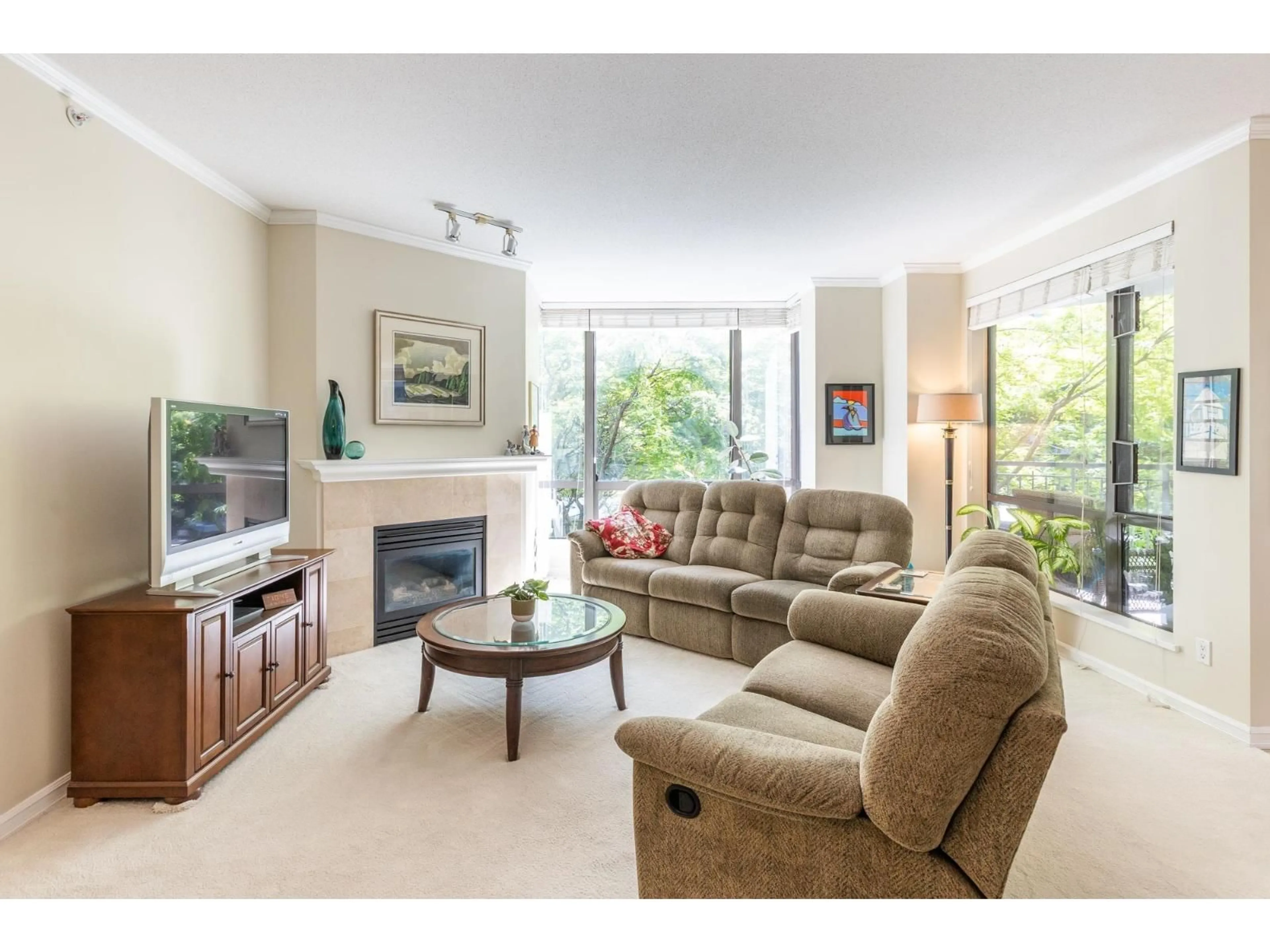 Living room with furniture, unknown for 301 - 1580 MARTIN STREET, White Rock British Columbia V4B5M3