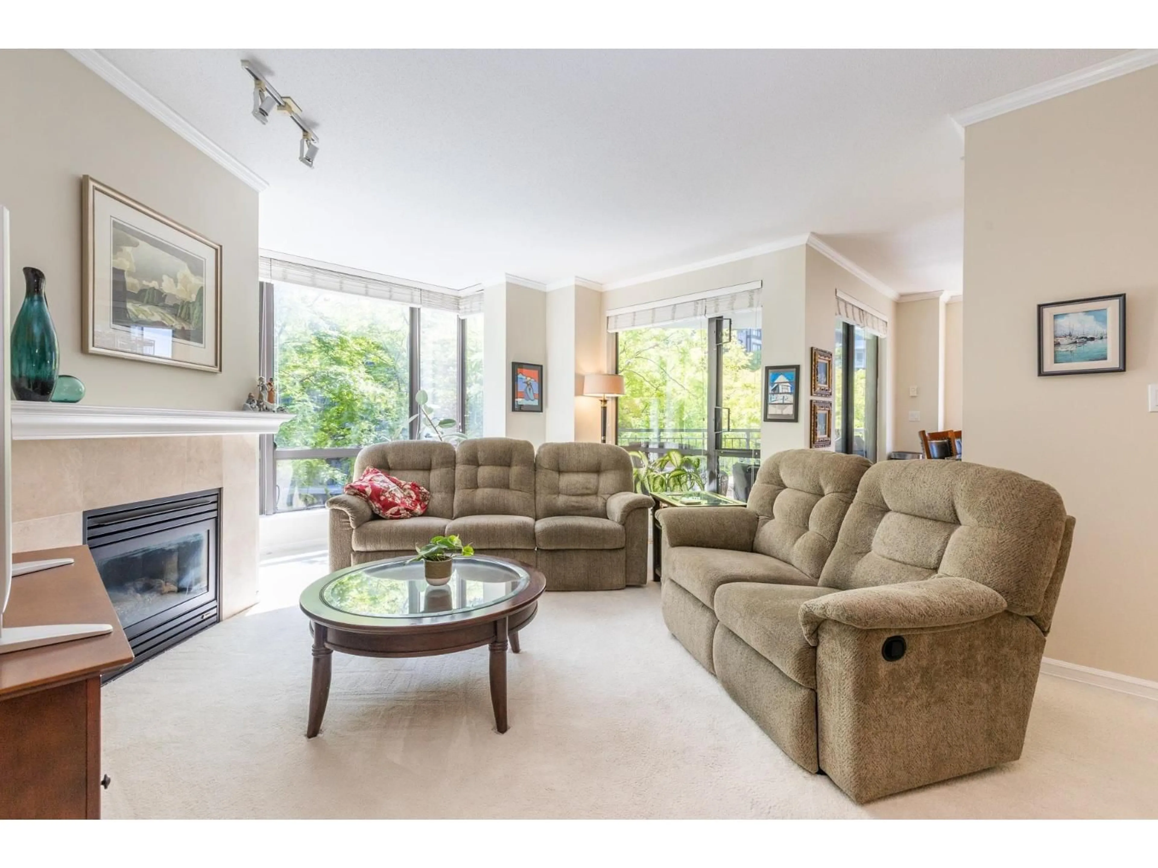 Living room with furniture, unknown for 301 - 1580 MARTIN STREET, White Rock British Columbia V4B5M3