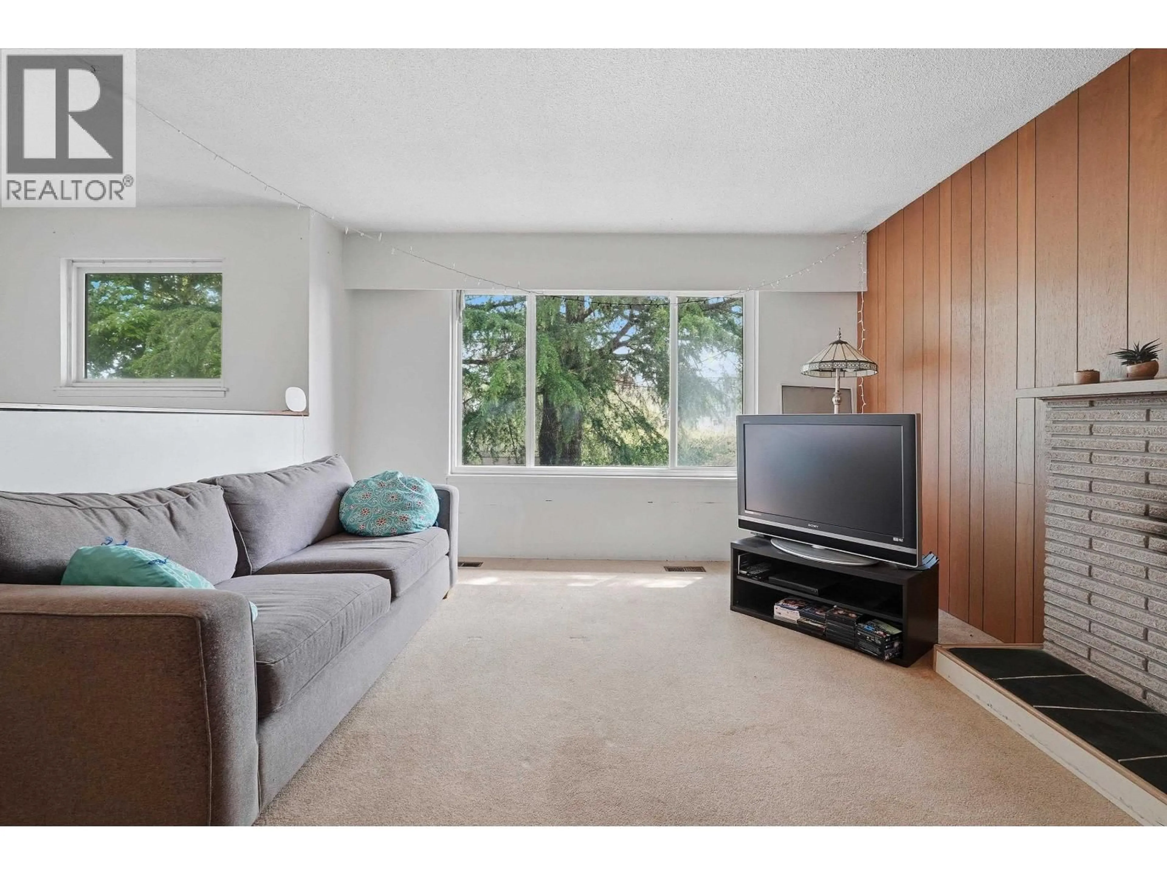 Living room with furniture, wood/laminate floor for 4283 48B STREET, Delta British Columbia V4K2R3