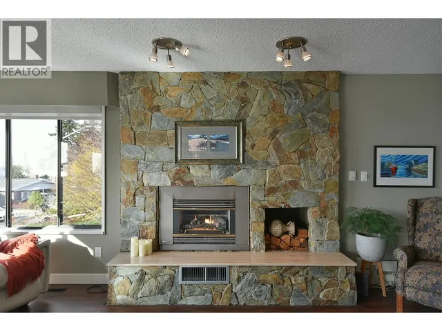 4926 LAUREL AVENUE, Sechelt 3