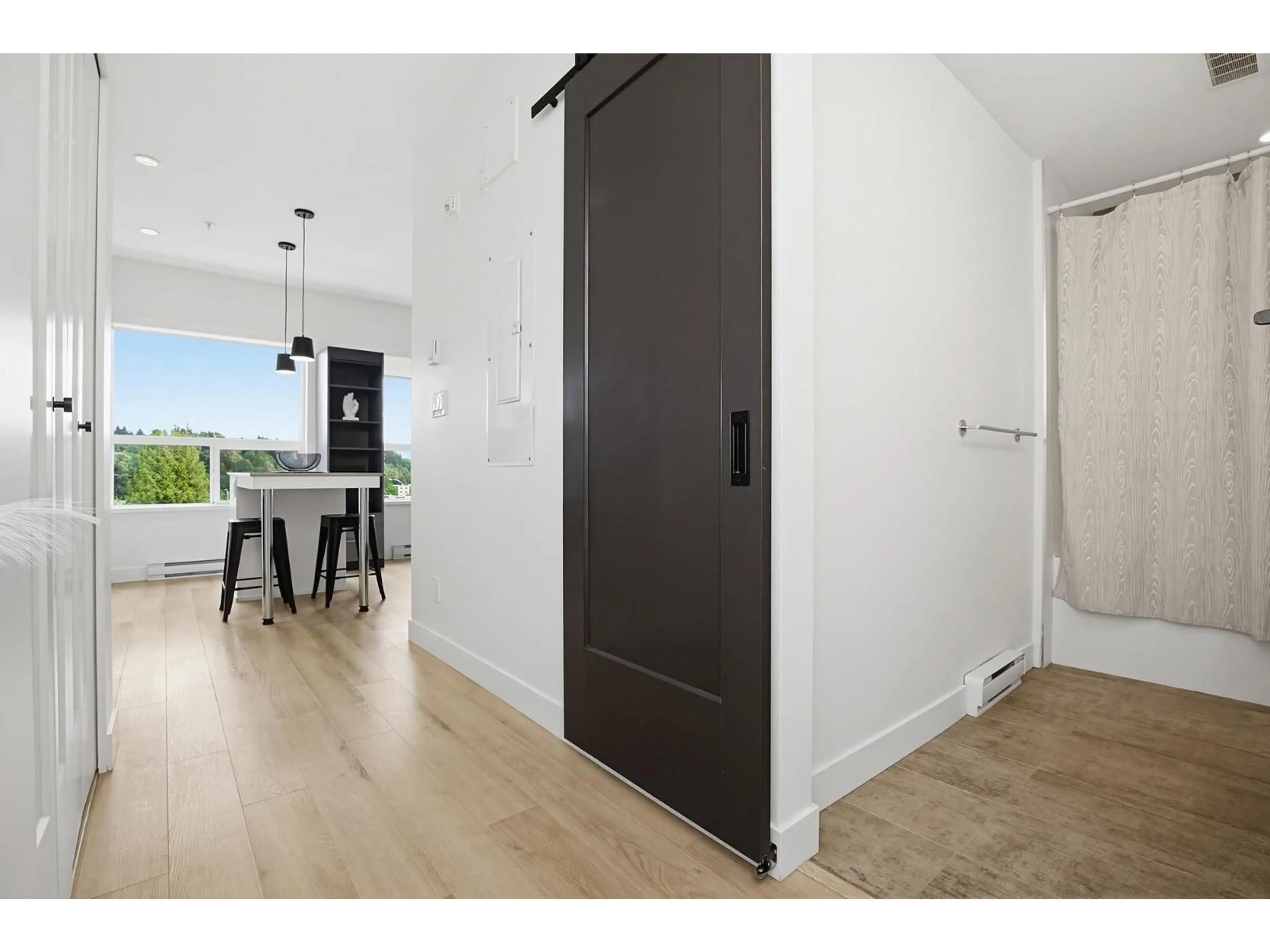 Indoor entryway for 407 - 2493 MONTROSE AVENUE, Abbotsford British Columbia V2S3T2