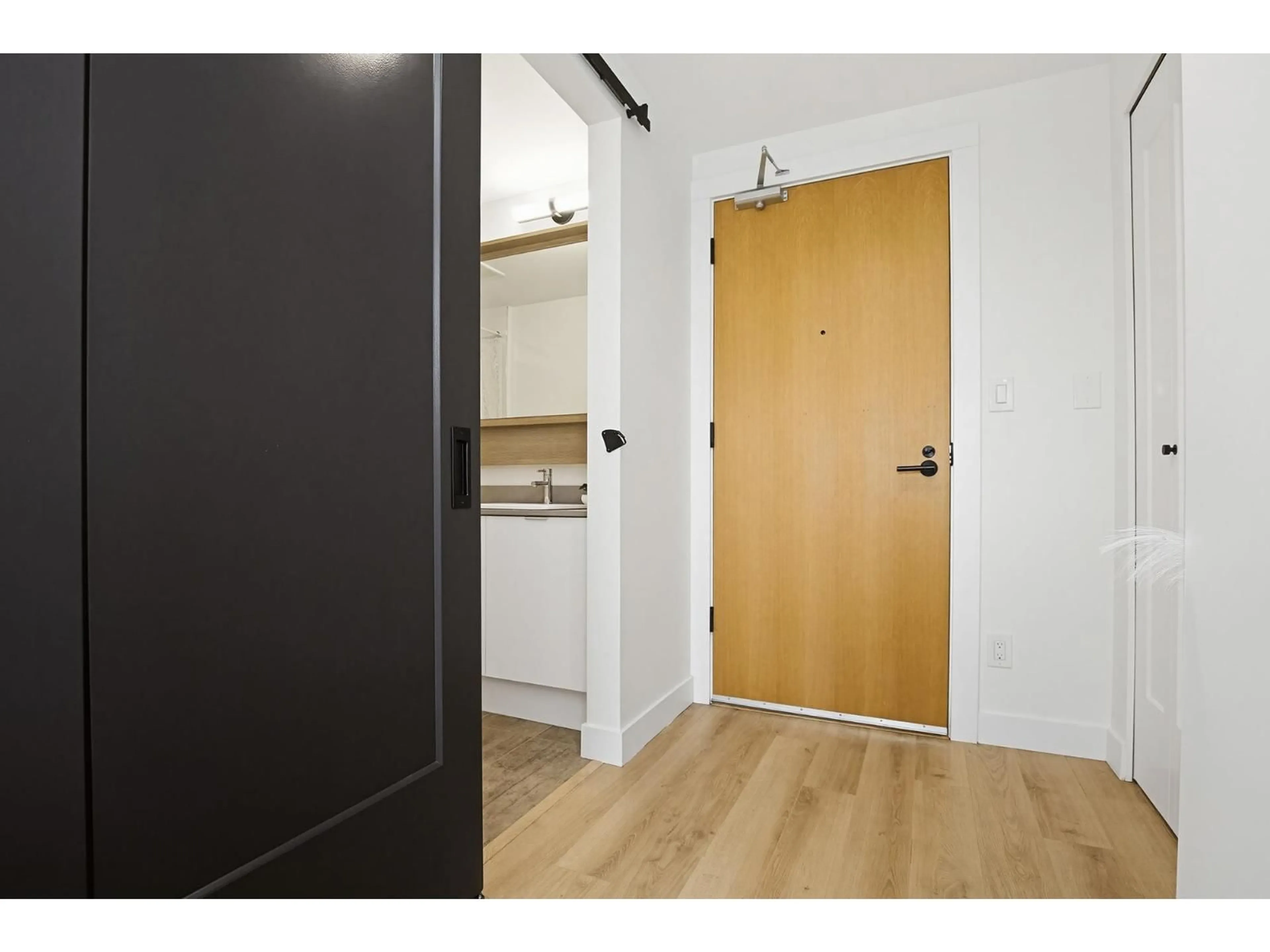 Indoor entryway for 407 - 2493 MONTROSE AVENUE, Abbotsford British Columbia V2S3T2