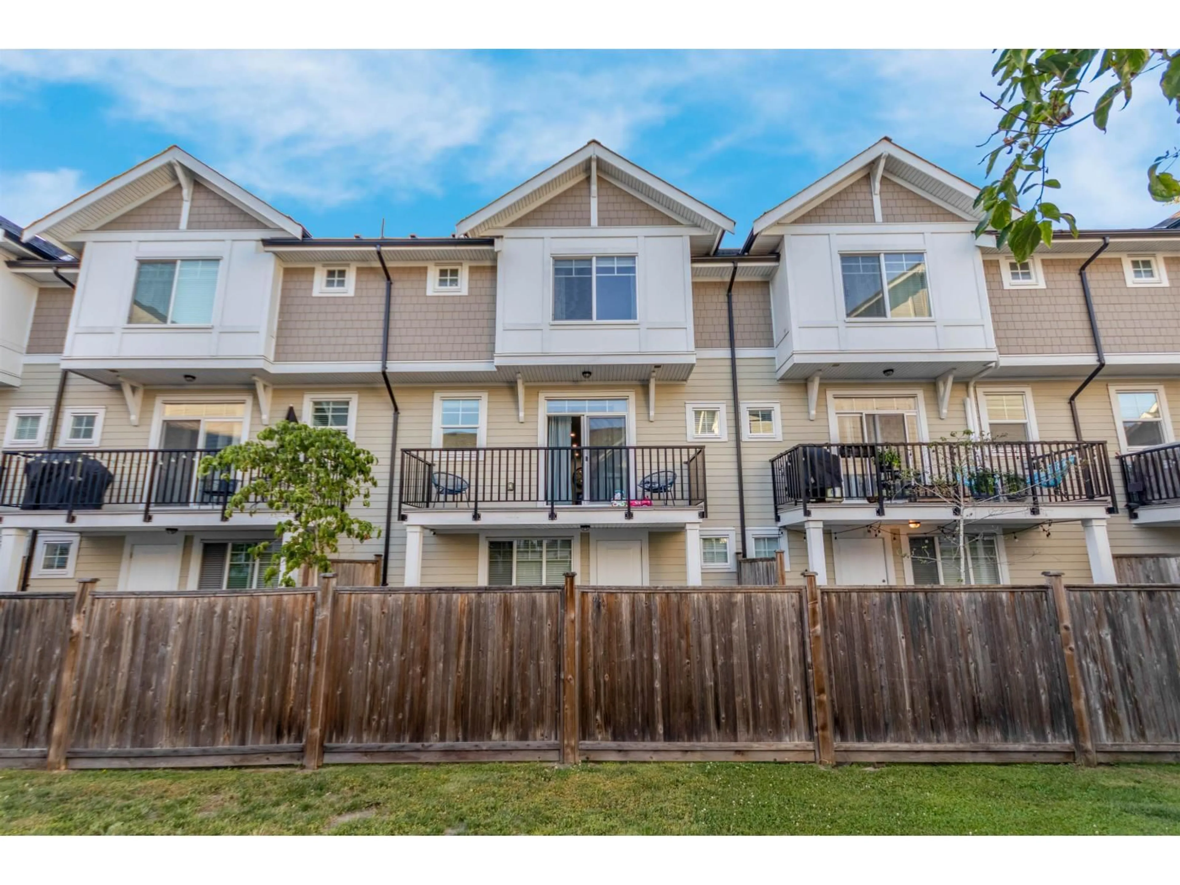 A pic from outside/outdoor area/front of a property/back of a property/a pic from drone, unknown for 10 - 7056 192 STREET, Surrey British Columbia V4N1N2