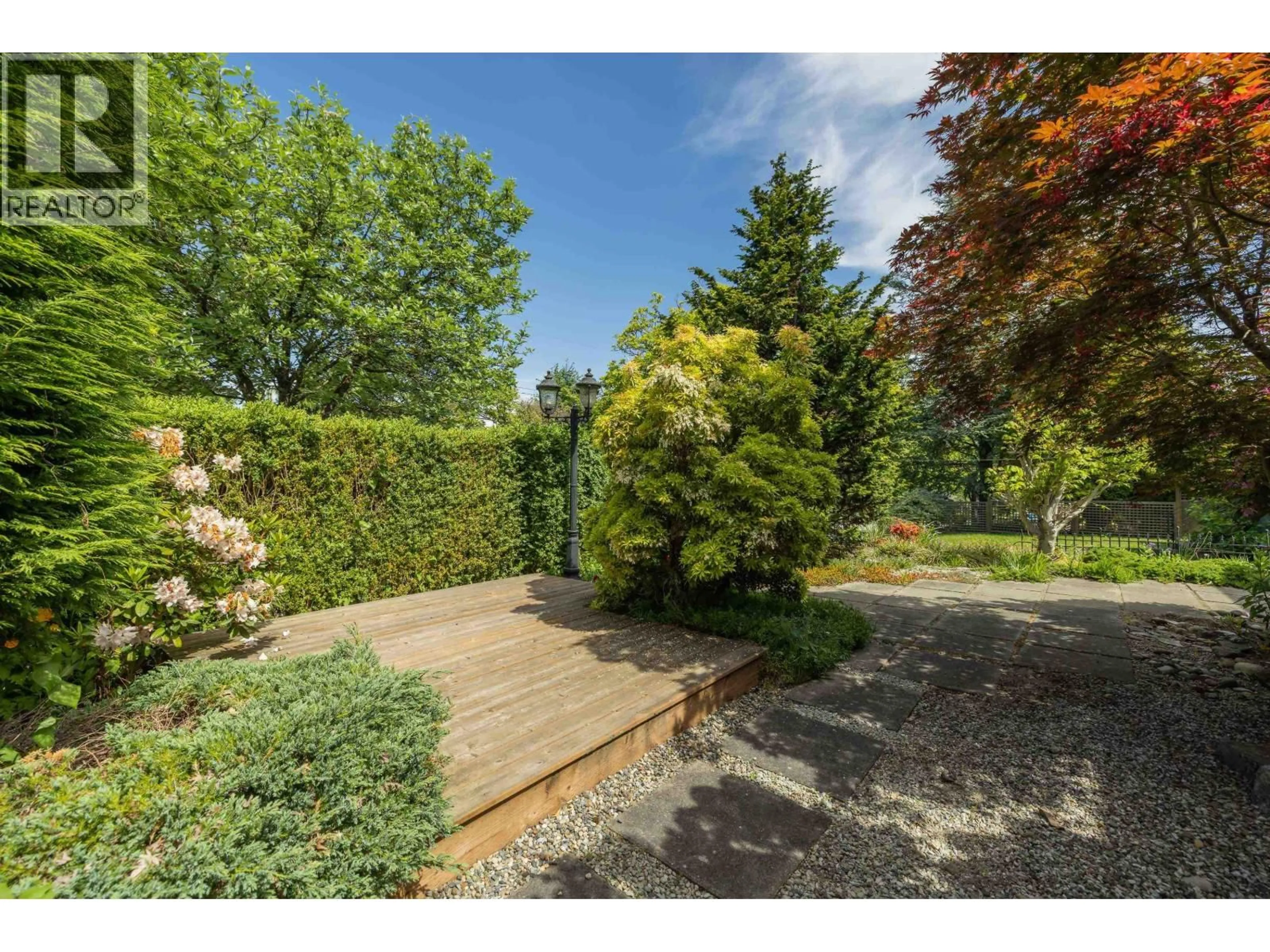 A pic from outside/outdoor area/front of a property/back of a property/a pic from drone, forest/trees view for 112 DURHAM STREET, New Westminster British Columbia V3L1X1