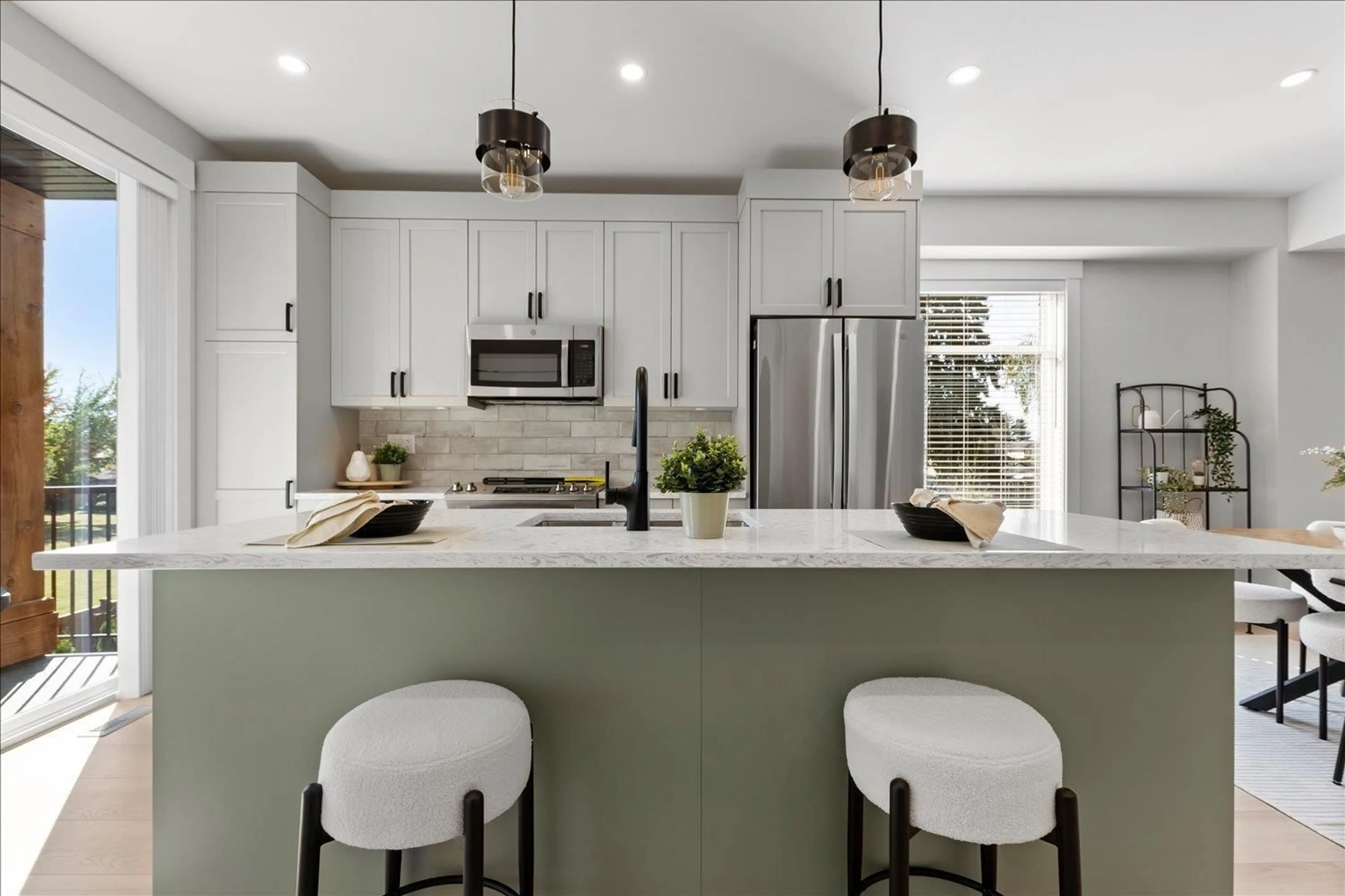 Contemporary kitchen, ceramic/tile floor for 7 - 46106 RIVERSIDE DRIVE, Chilliwack British Columbia V2P3K9