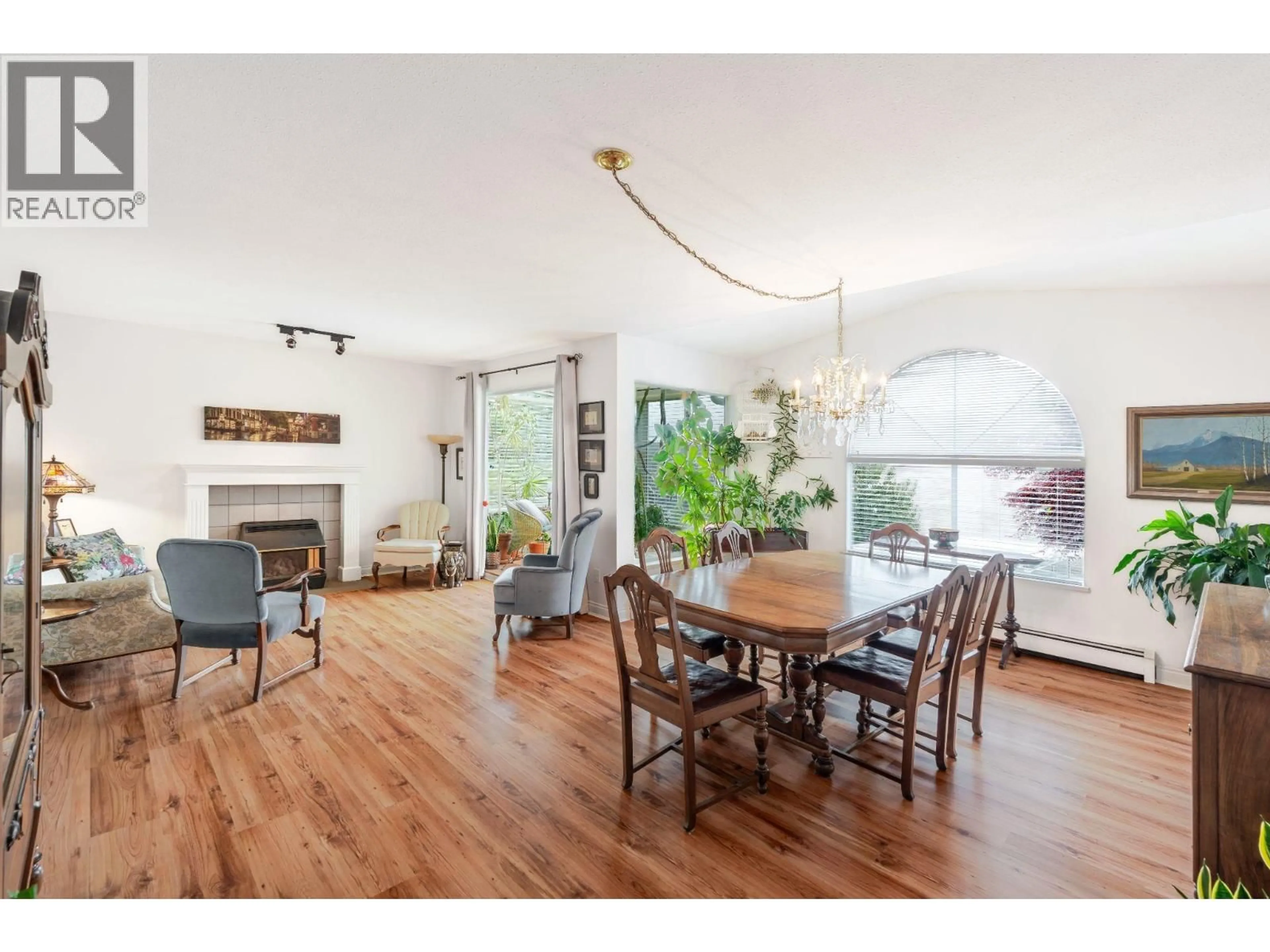 Dining room, wood/laminate floor for 3298 MAHON AVENUE, North Vancouver British Columbia V7N3T5