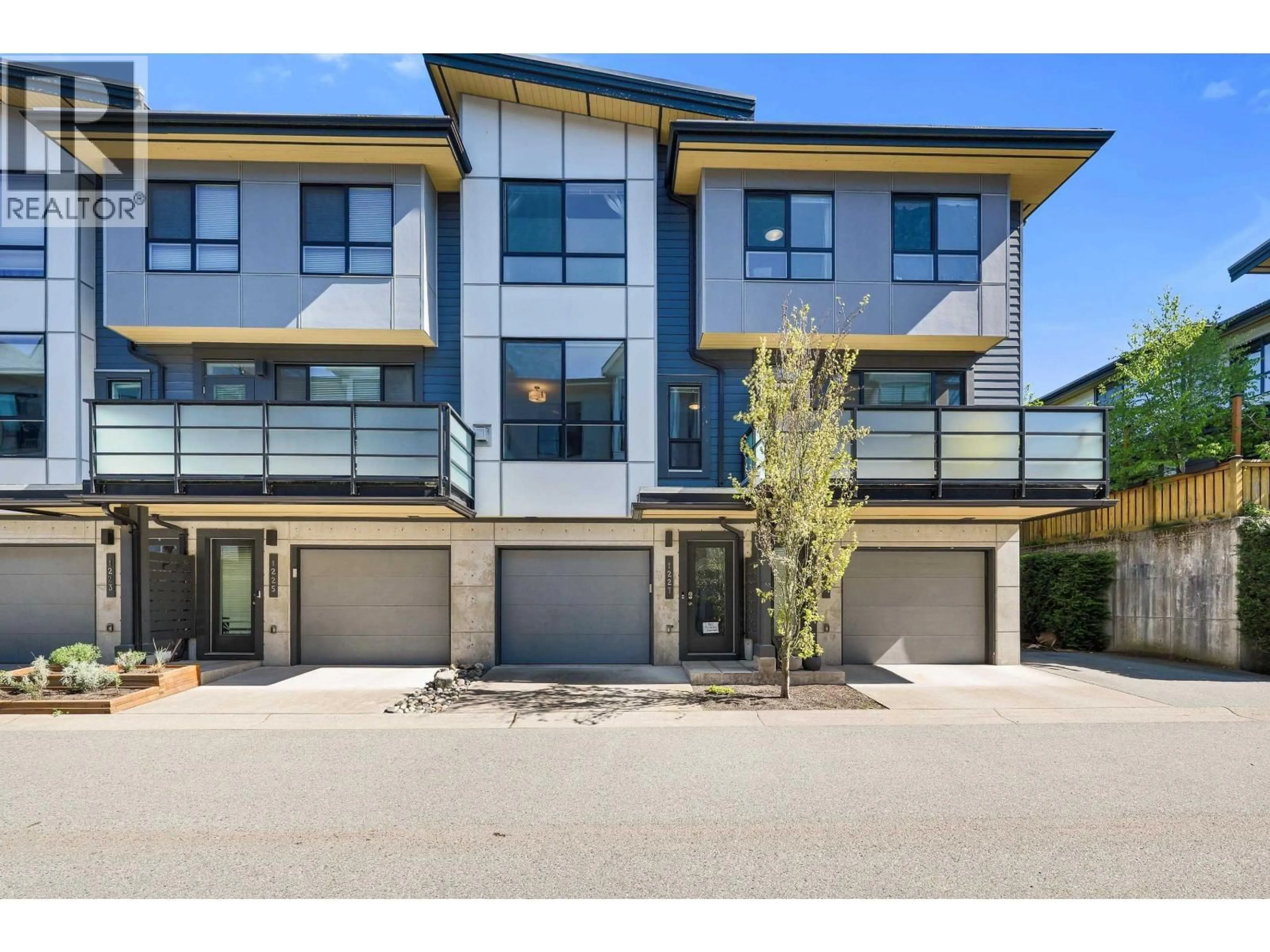 A pic from outside/outdoor area/front of a property/back of a property/a pic from drone, street for 1227 BRANDYWINE DRIVE, Squamish British Columbia V8B0V4