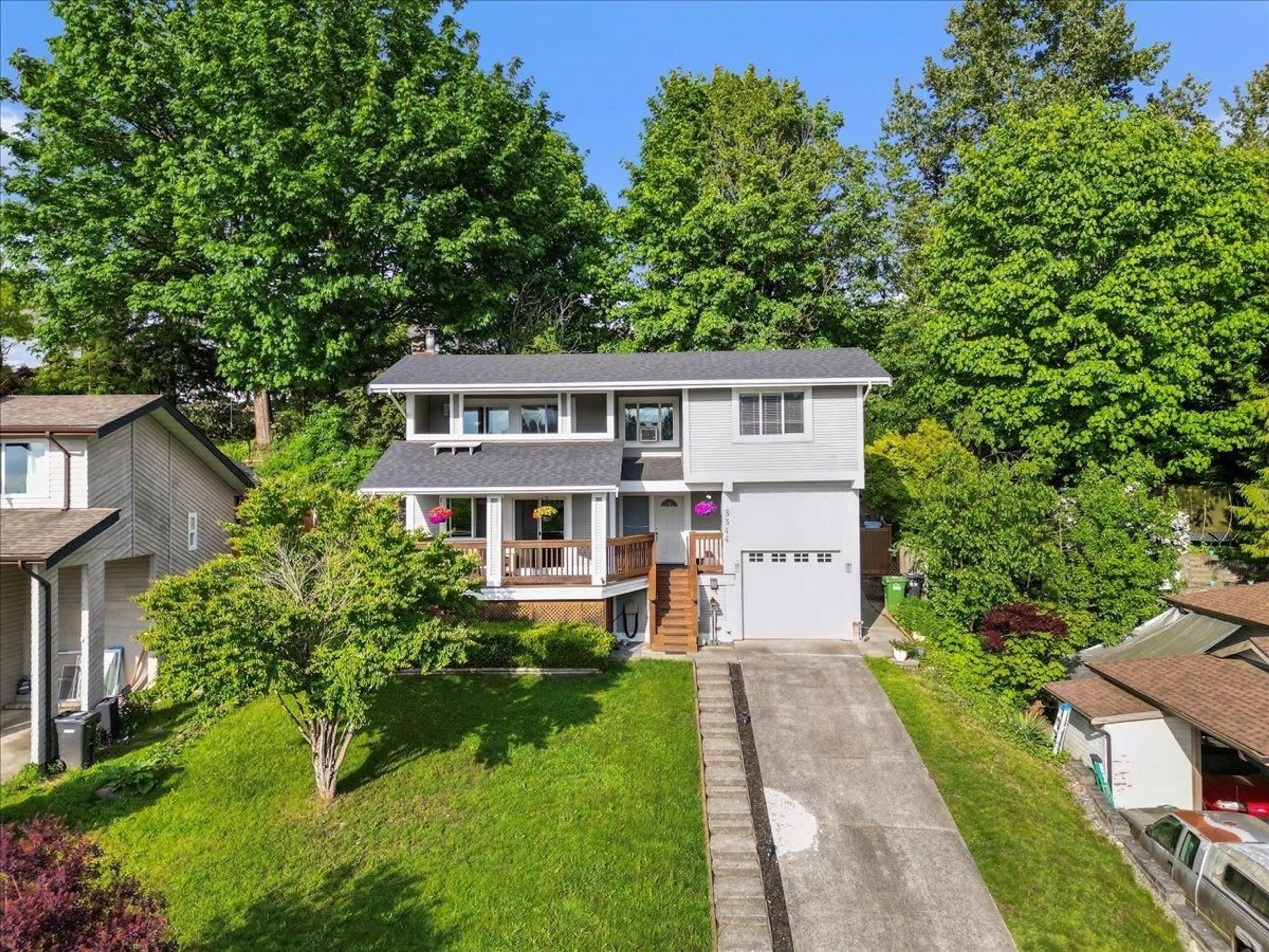 A pic from outside/outdoor area/front of a property/back of a property/a pic from drone, street for 3344 OMINECA COURT, Abbotsford British Columbia V2S8K9