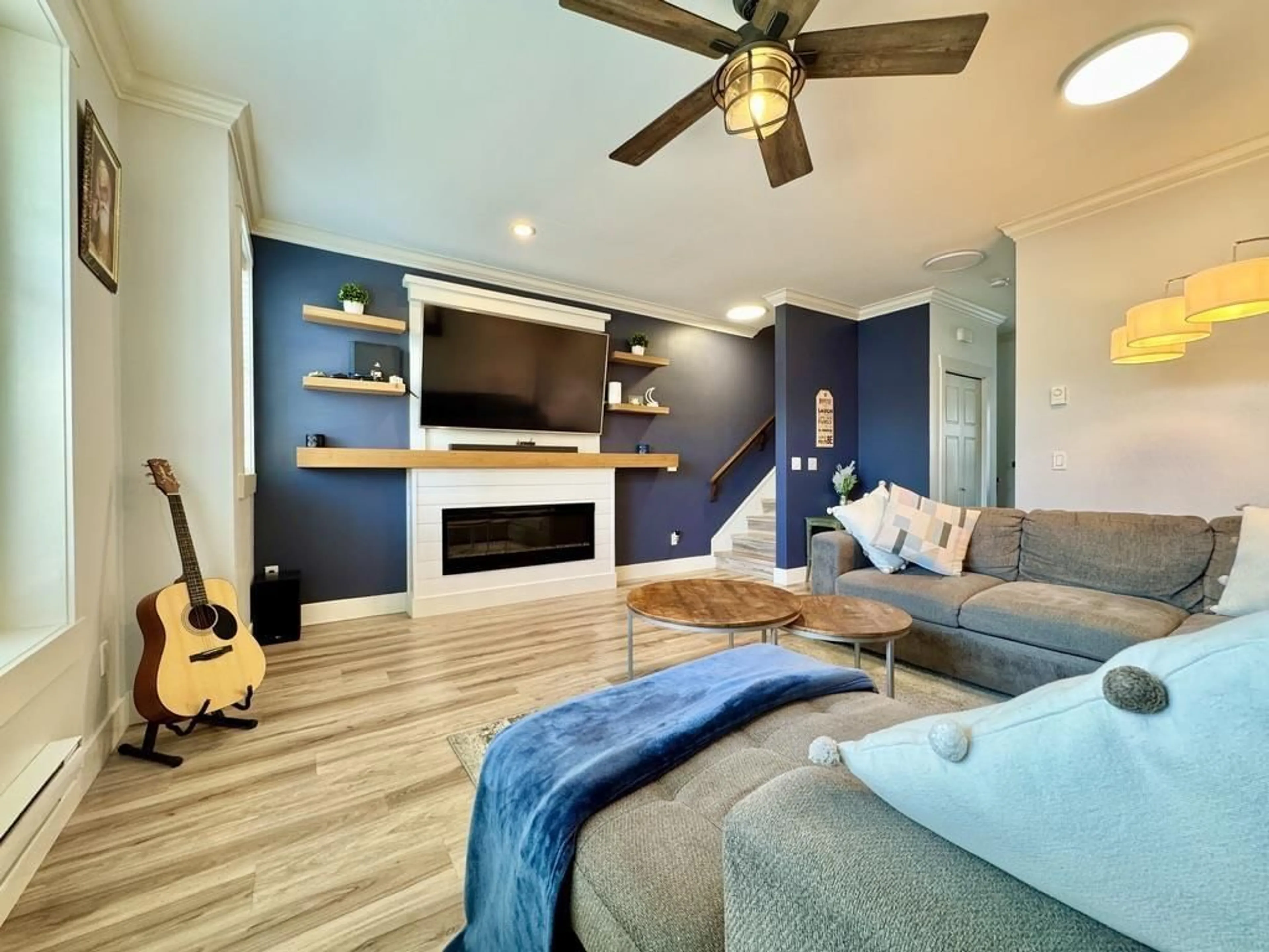 Living room with furniture, wood/laminate floor for 17 - 33860 MARSHALL ROAD, Abbotsford British Columbia V2S0E8