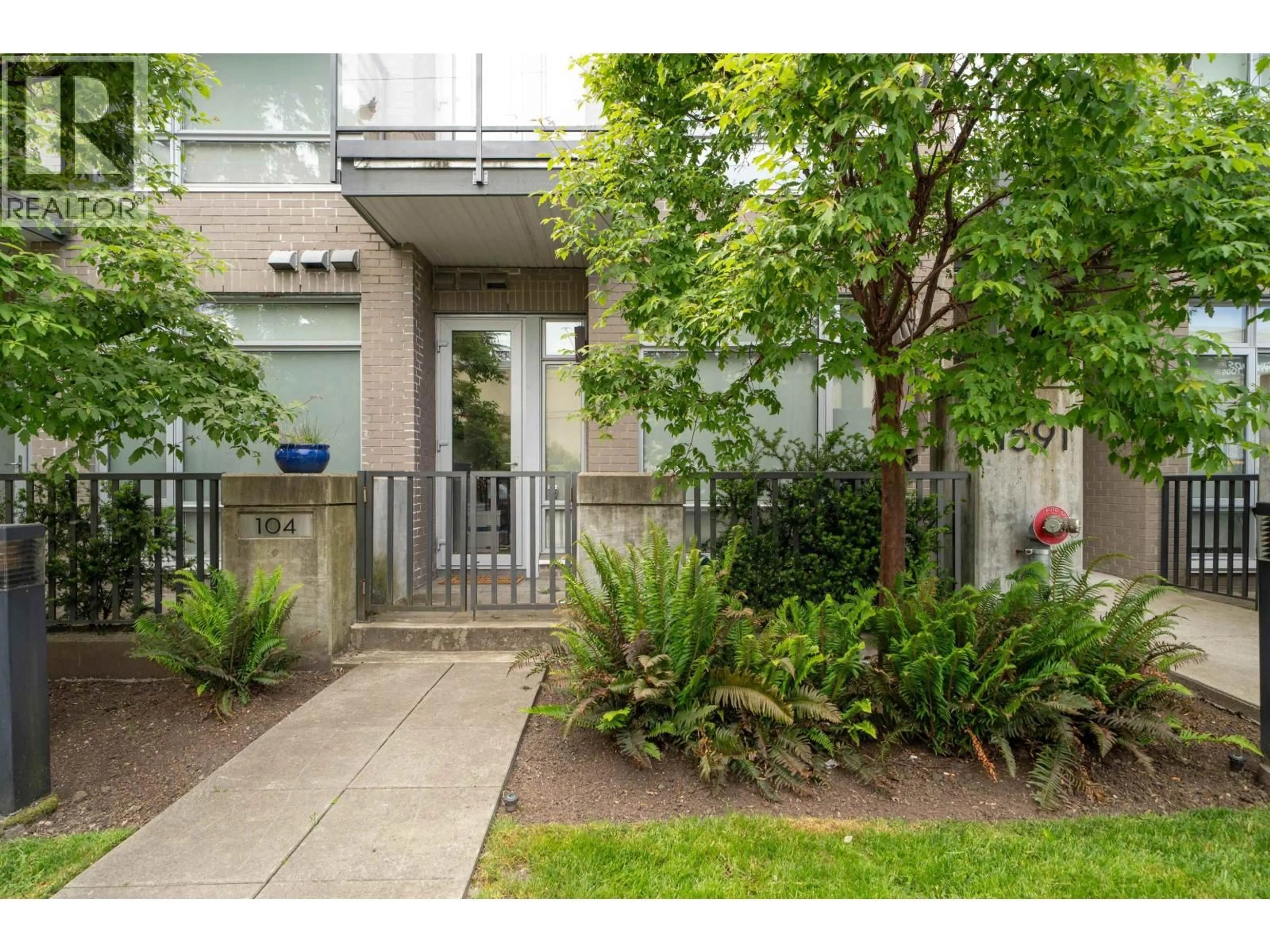 Unknown for 104 - 1591 BOWSER AVENUE, North Vancouver British Columbia V7P2Y4