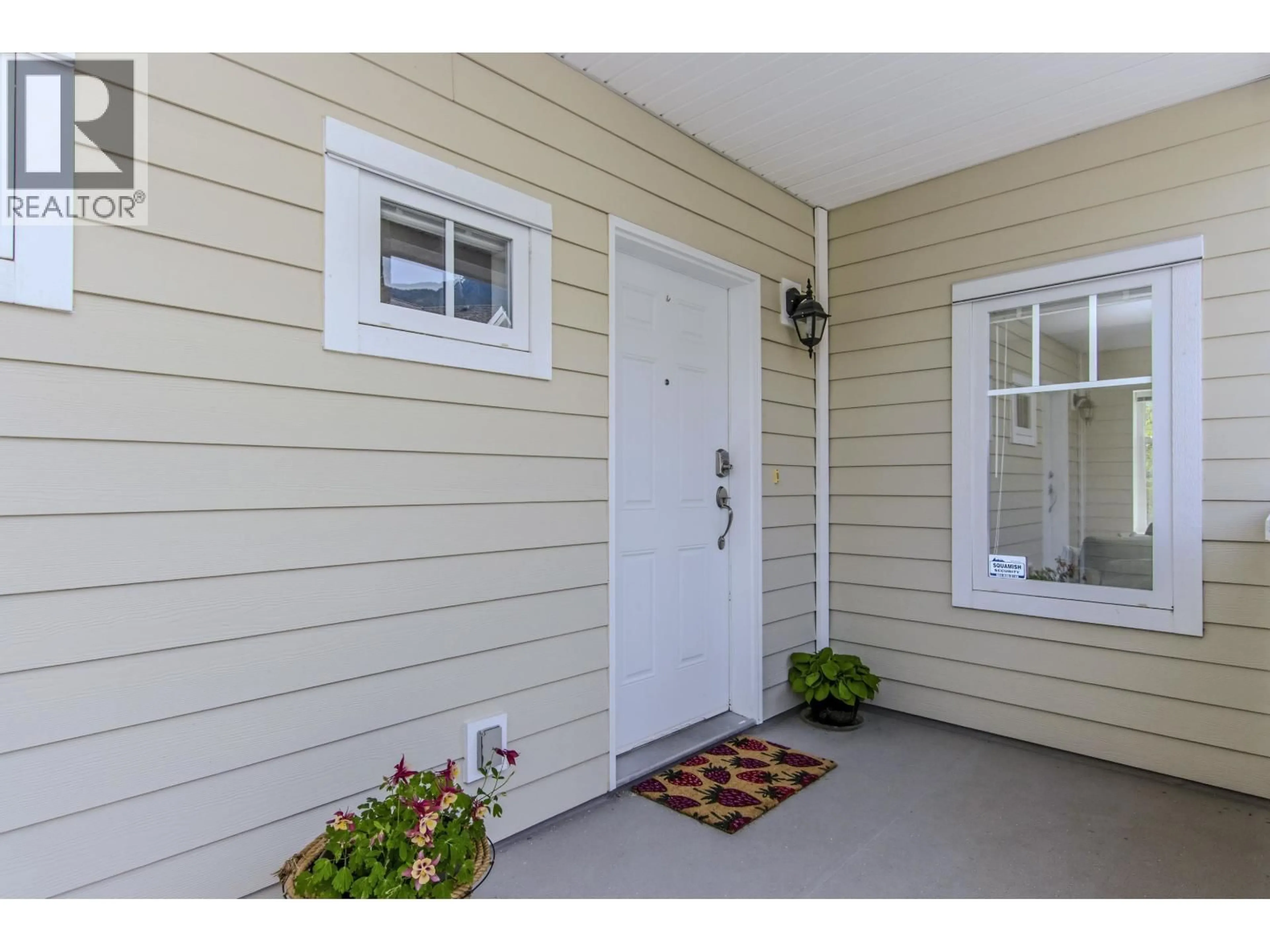 Indoor entryway for 2 - 1200 EDGEWATER DRIVE, Squamish British Columbia V8B0E7