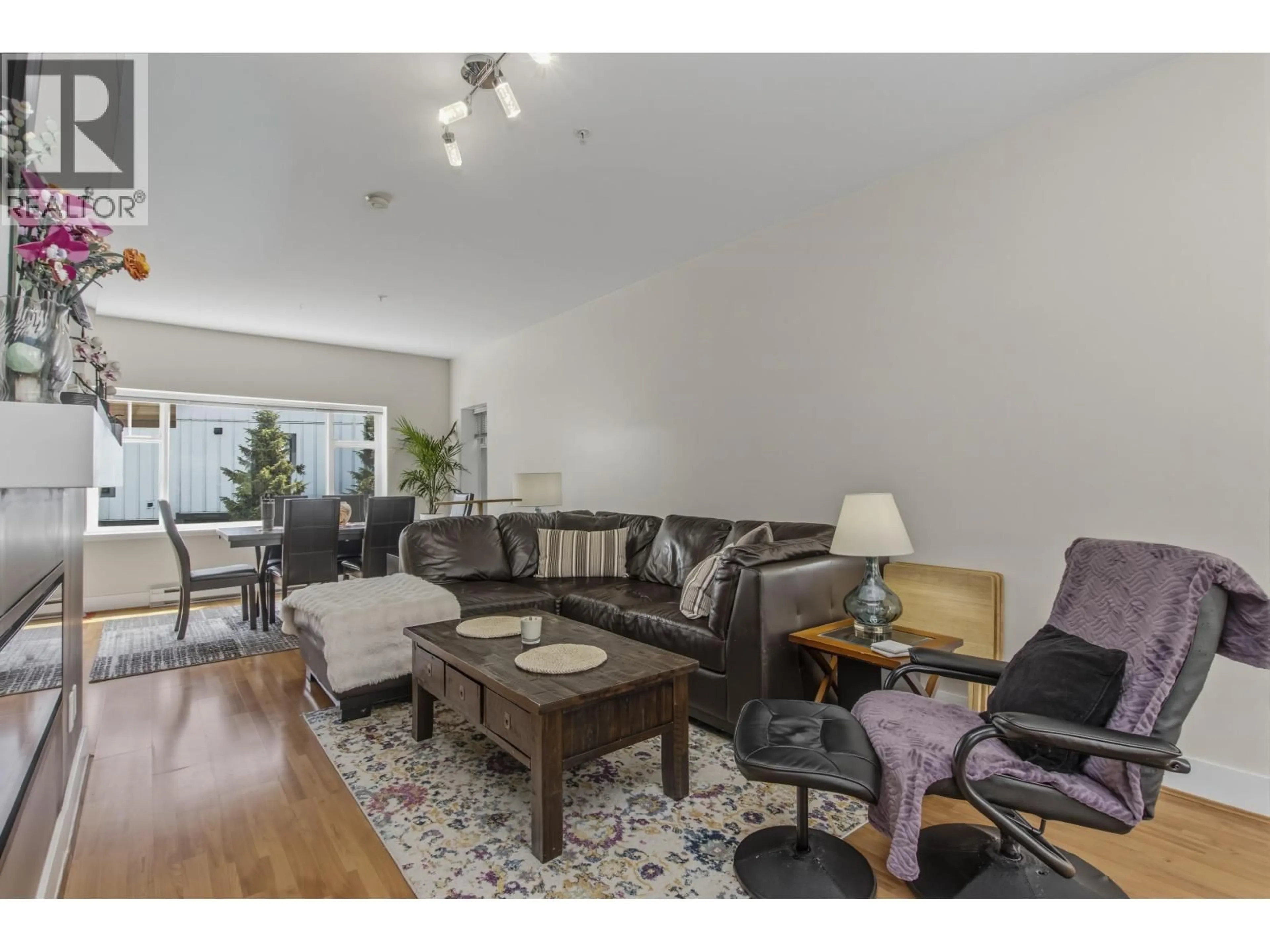 Living room with furniture, wood/laminate floor for 2 - 1200 EDGEWATER DRIVE, Squamish British Columbia V8B0E7