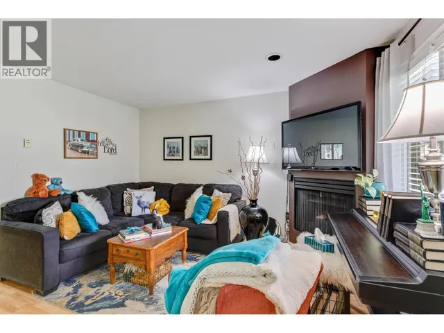205 - 1518 BOWSER AVENUE, North Vancouver 3