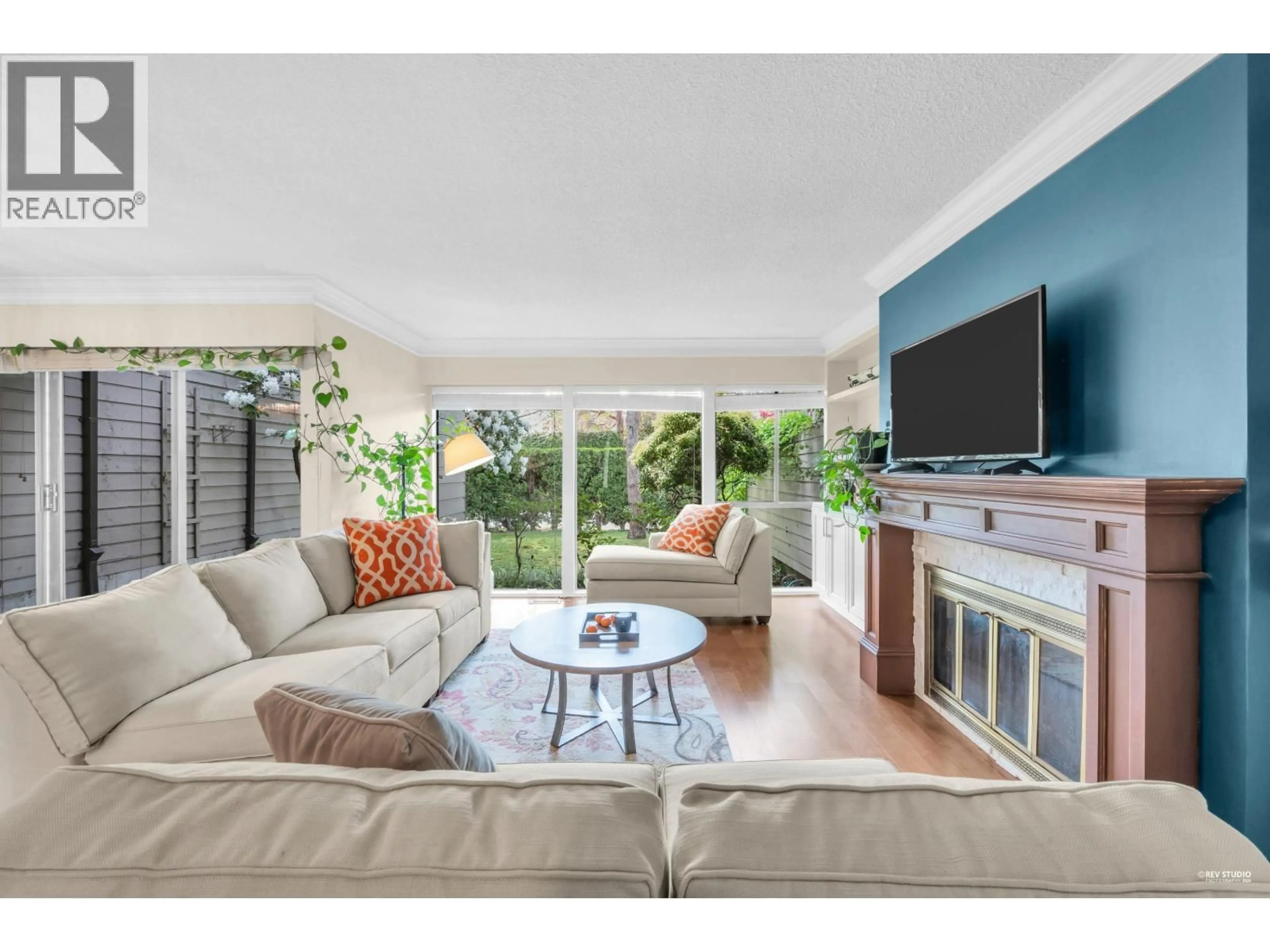 Living room with furniture, wood/laminate floor for 2143 MCMULLEN AVENUE, Vancouver British Columbia V6L3B3