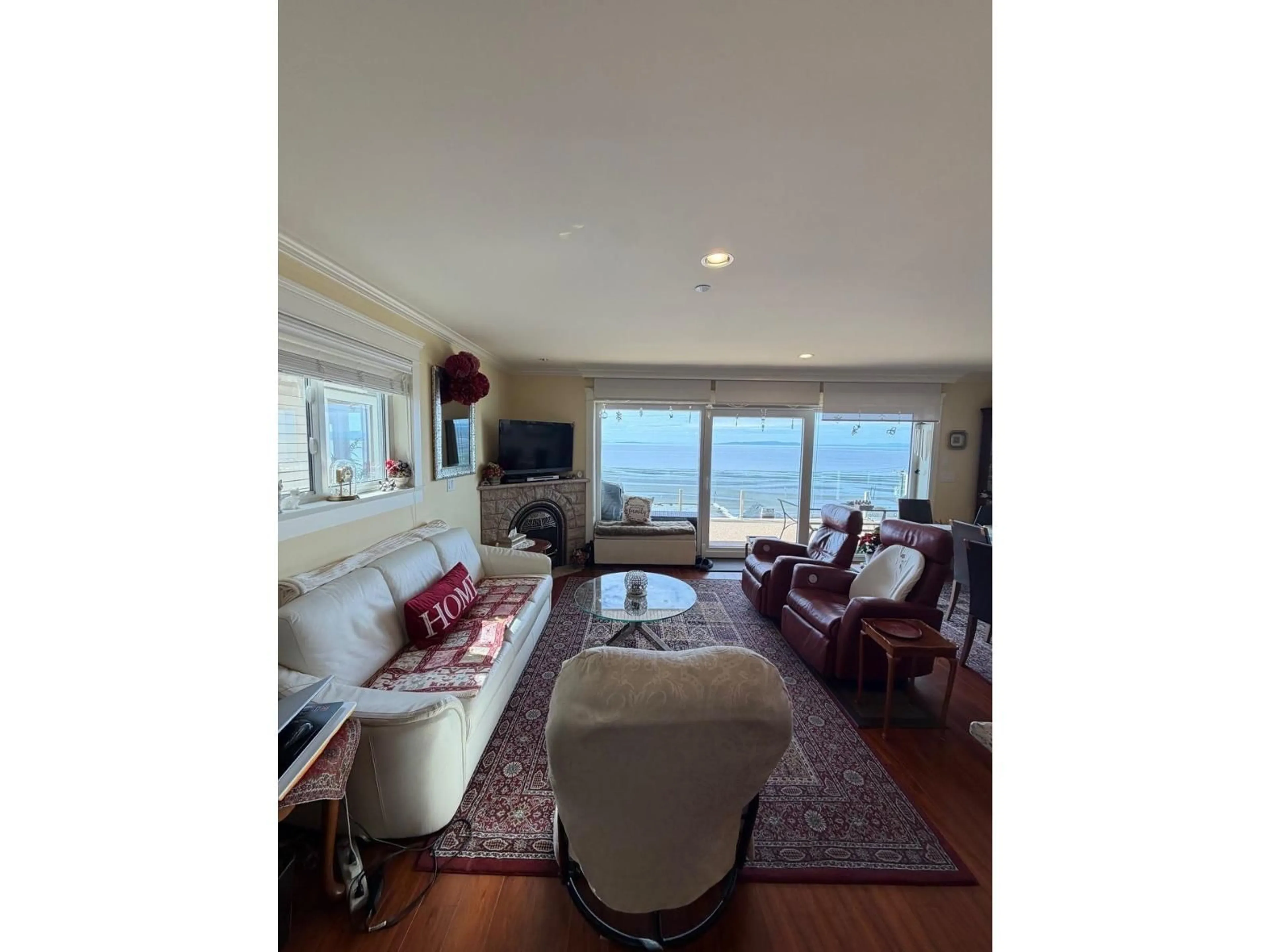 Living room with furniture, wood/laminate floor for 15440 VICTORIA AVENUE, White Rock British Columbia V4B1H3